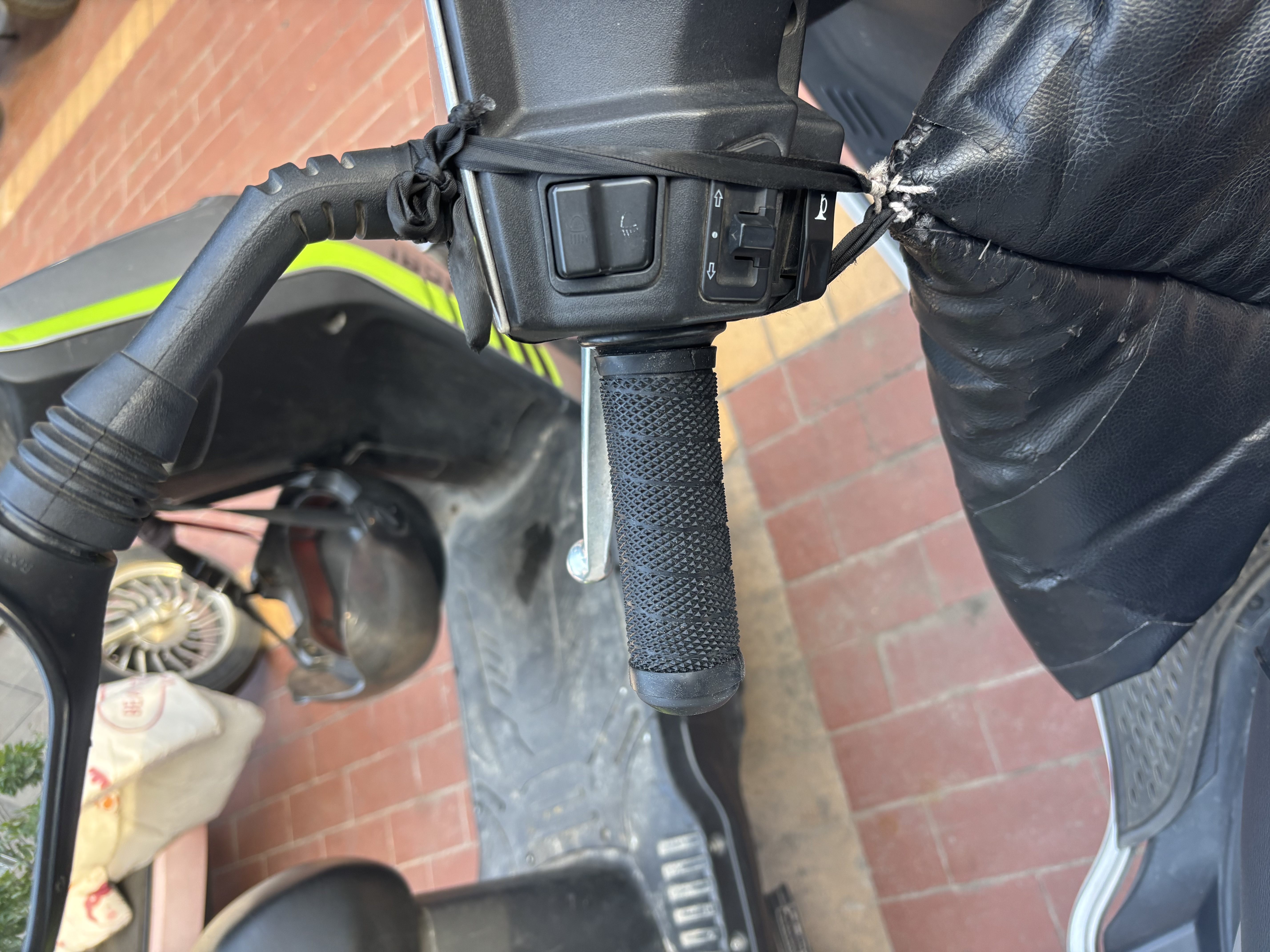 摩遇膜适用摩托车硅胶手把套防滑把套电动车手拉式握把手柄防磨改装配件 【菱形颗粒款-黑色】硅胶手把套（一对2只） 实拍图