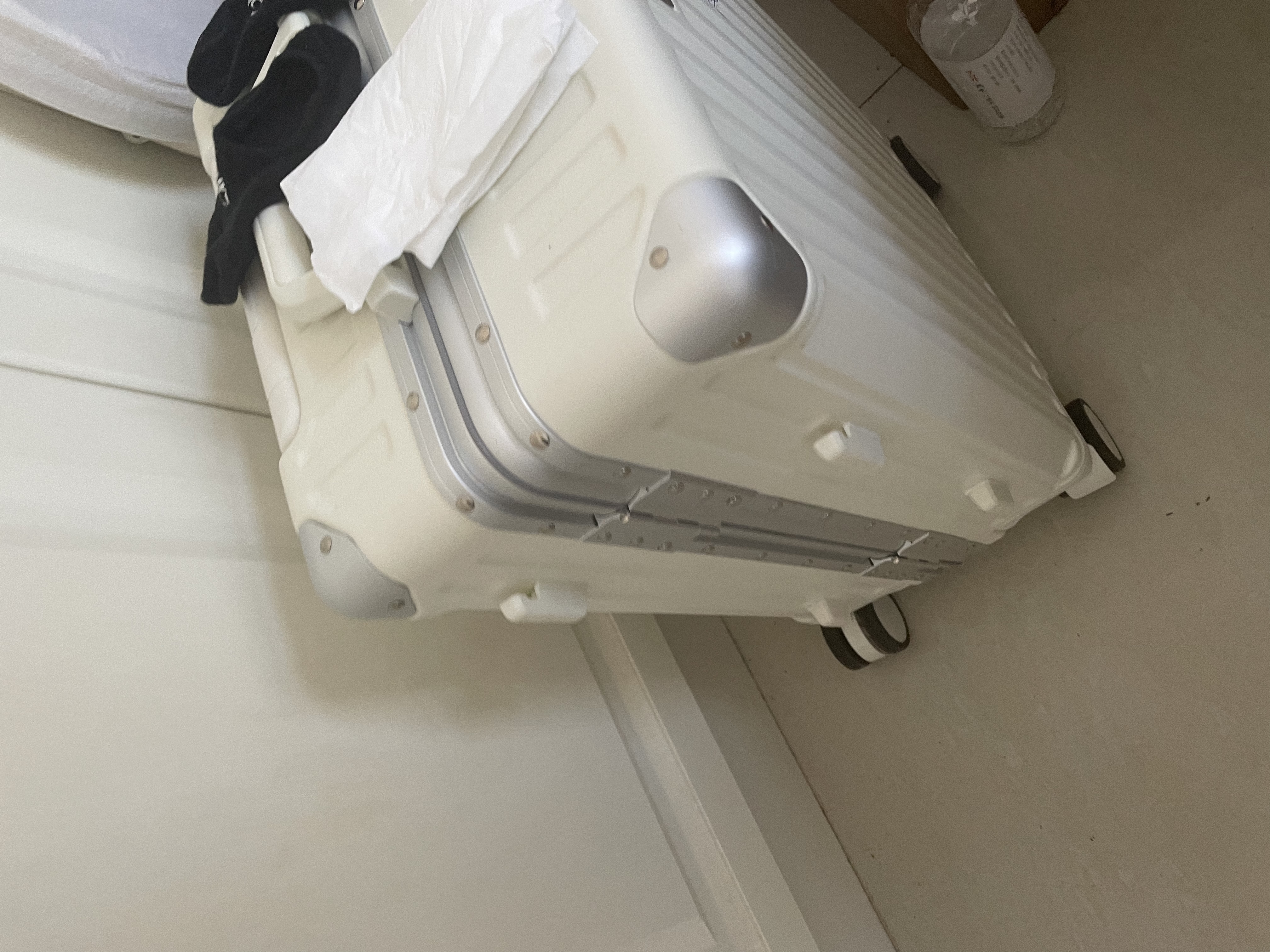 左汀Pro版 多功能行李箱铝框拉杆箱大容量旅行箱学生万向轮密码箱皮箱 烟白色【抗压铝框+多功能设计】 20英寸 可登机，容量约41L，适合3天以内出行 实拍图
