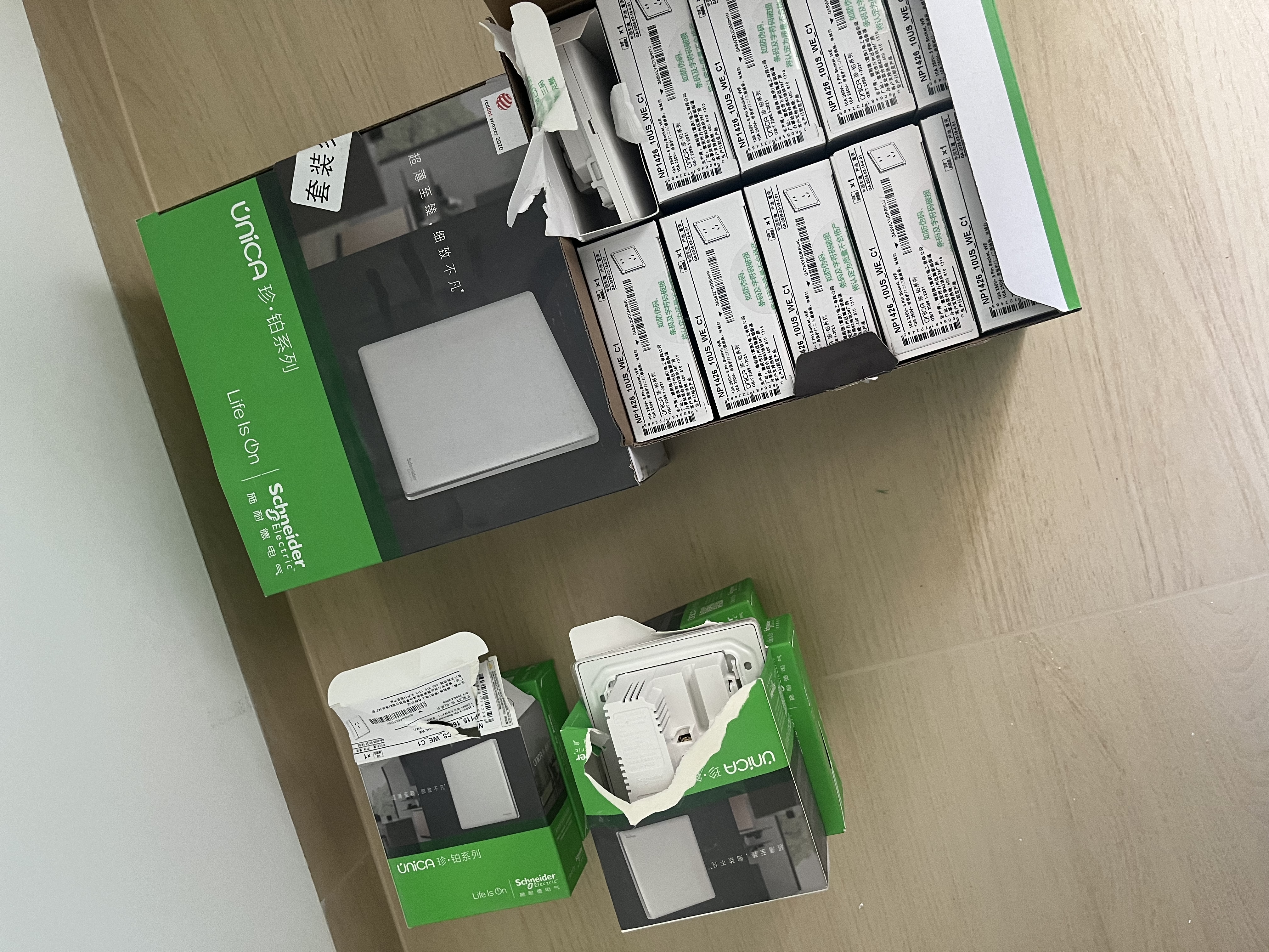 施耐德 五孔带(Type A+C)USB电源插座面板(快充21W)86型暗装 珍铂丝绒白 实拍图