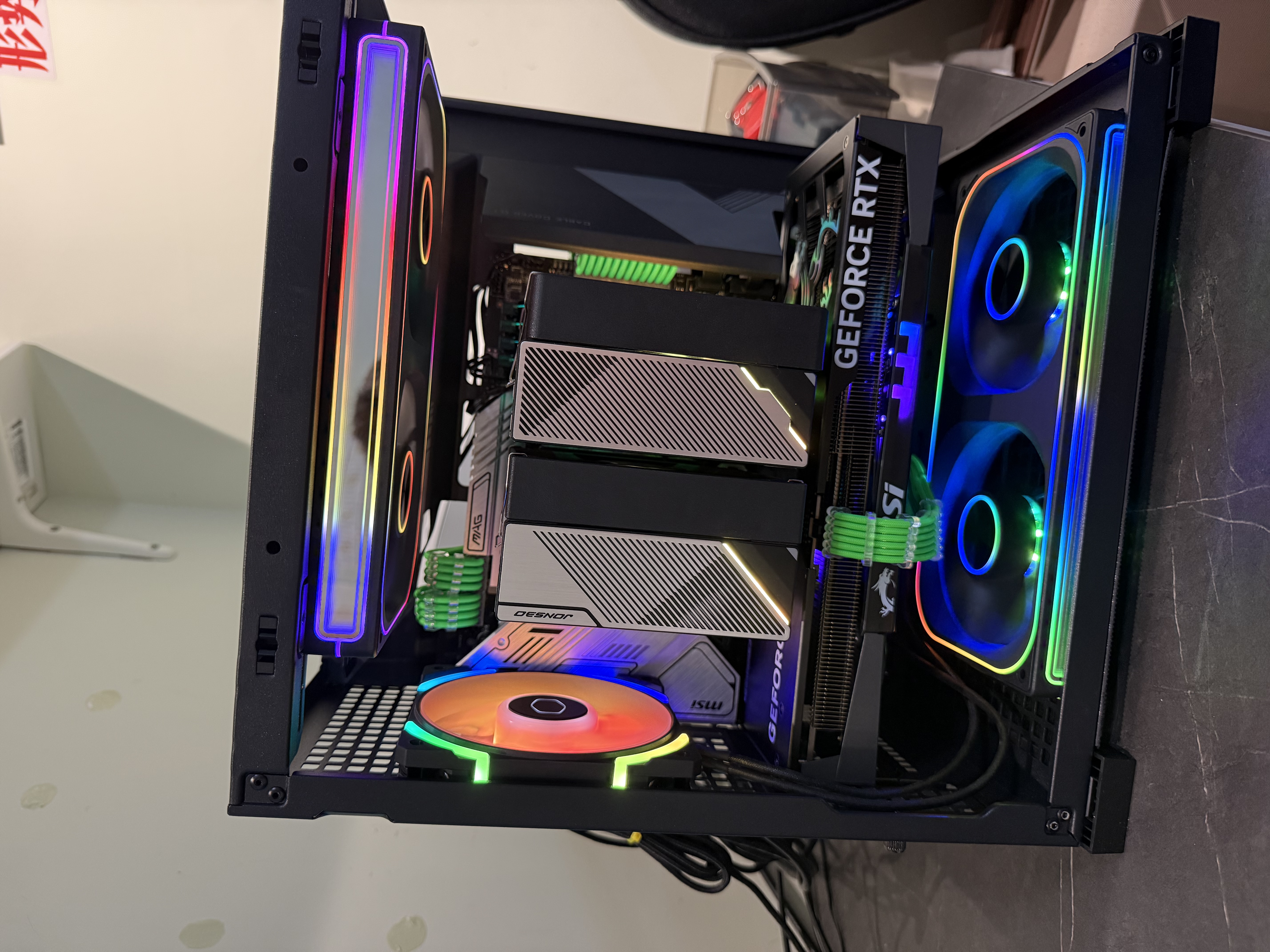 乔思伯（JONSBO）D34 黑色 MATX海景房机箱（280冷排/ATX电源/Type-c Gen2 10Gbps+/垂直风道/数码监控屏/背插） 实拍图