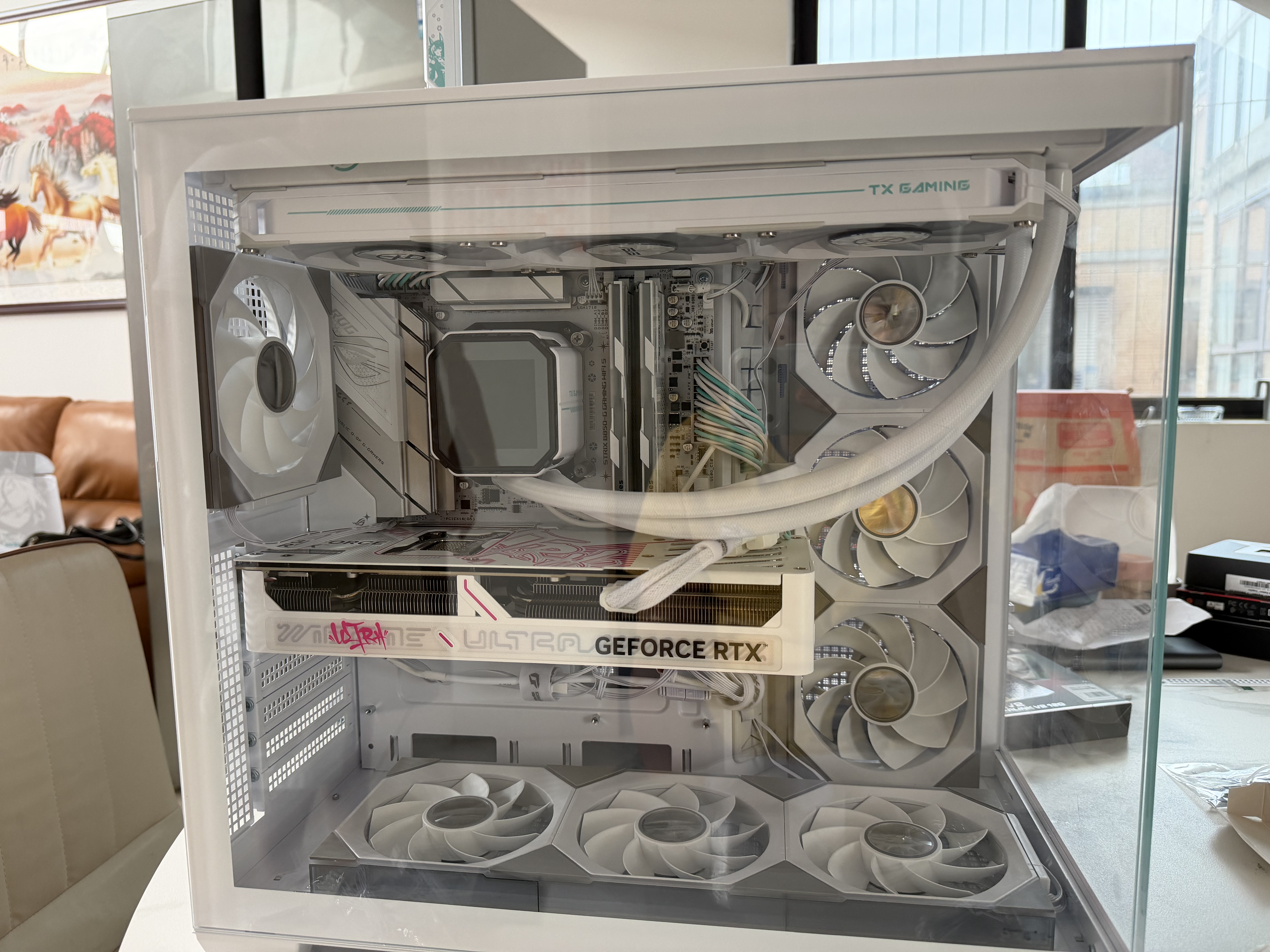 华硕海王星 白色全视海景房机箱 双仓设计/支持360水冷/免工具拆卸/最大10风扇支持/无立柱设计 实拍图