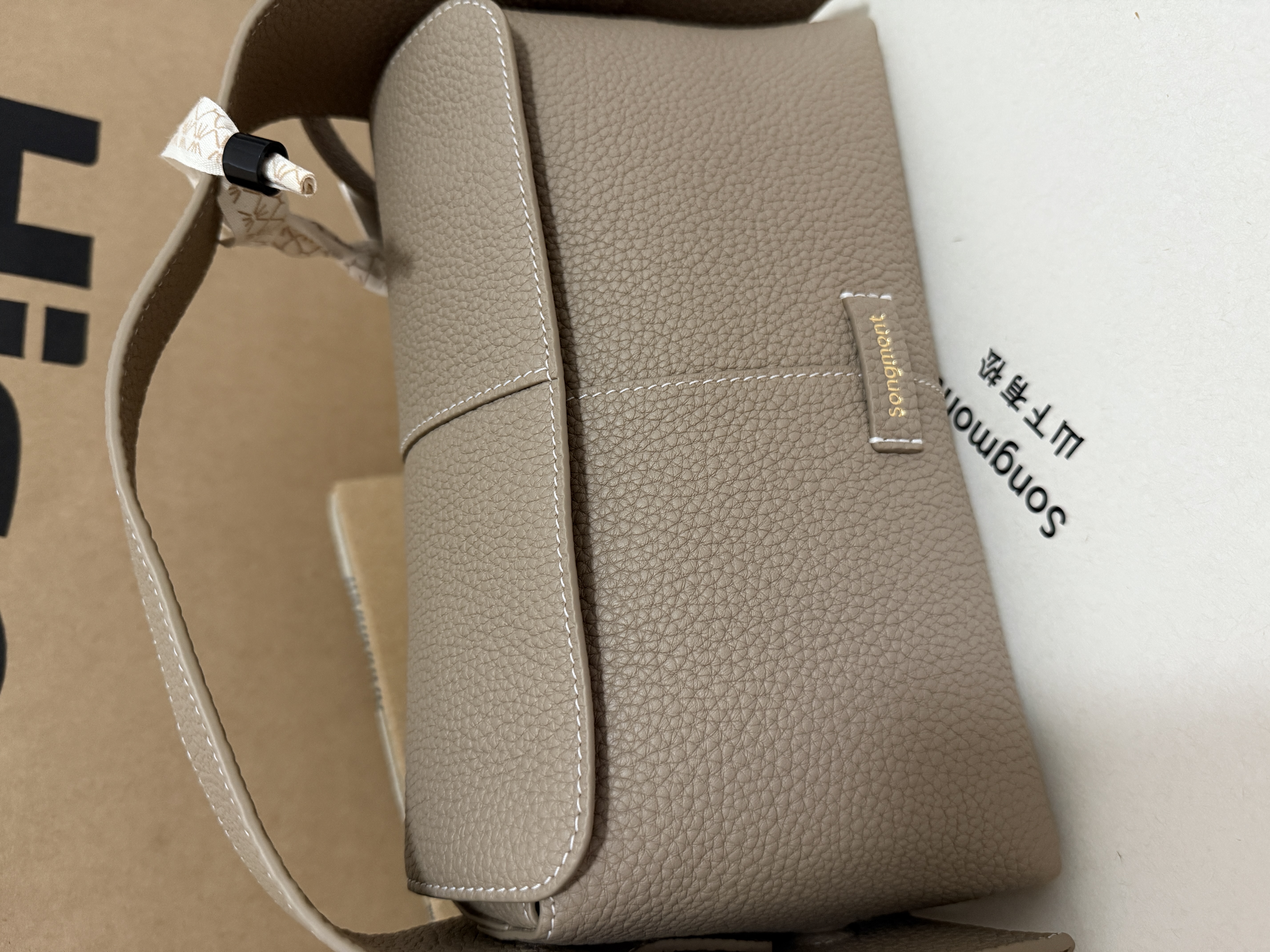 Songmont山下有松挂耳系列屋檐包小号设计师款手提斜挎hobo包 风衣灰（现货） 实拍图