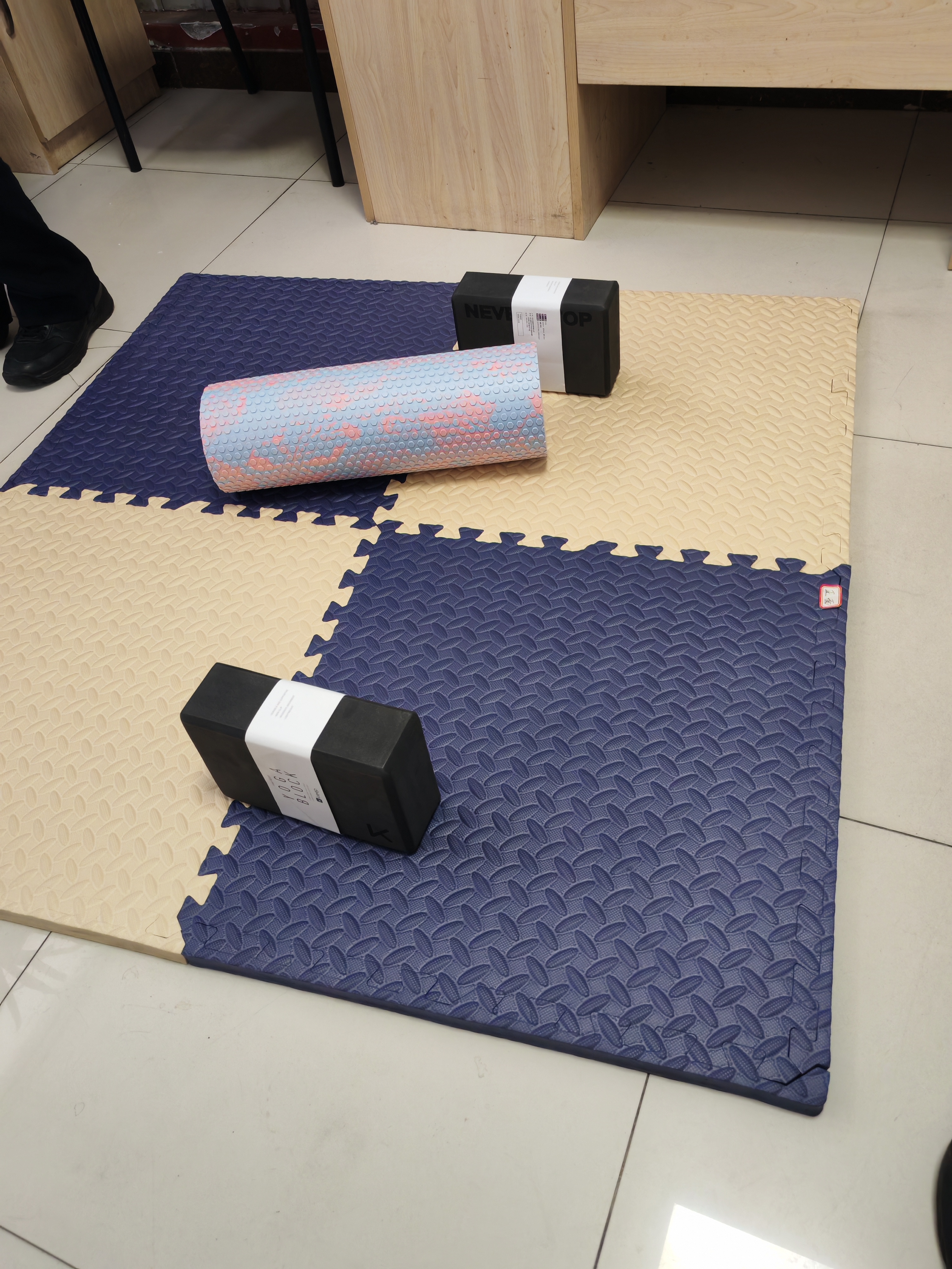 Keep瑜伽砖舞蹈砖成人儿童练功砖EVA瑜伽器材用品压腿神器 墨灰2块装 实拍图