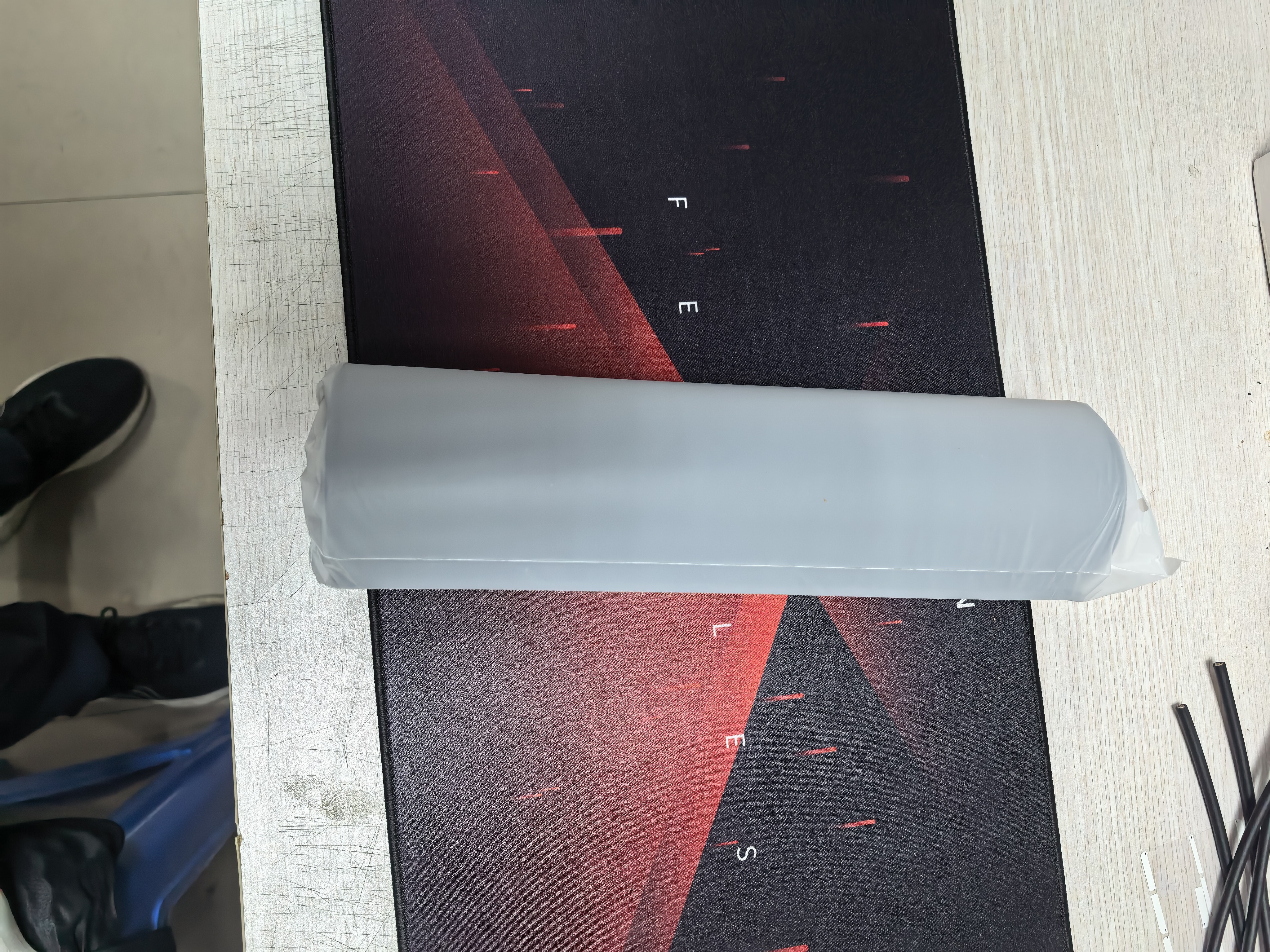 绿联电竞鼠标垫 超大号桌垫细面顺滑电脑桌垫精密锁边加厚电竞桌垫键盘垫 800*300*4mm 极光红 实拍图