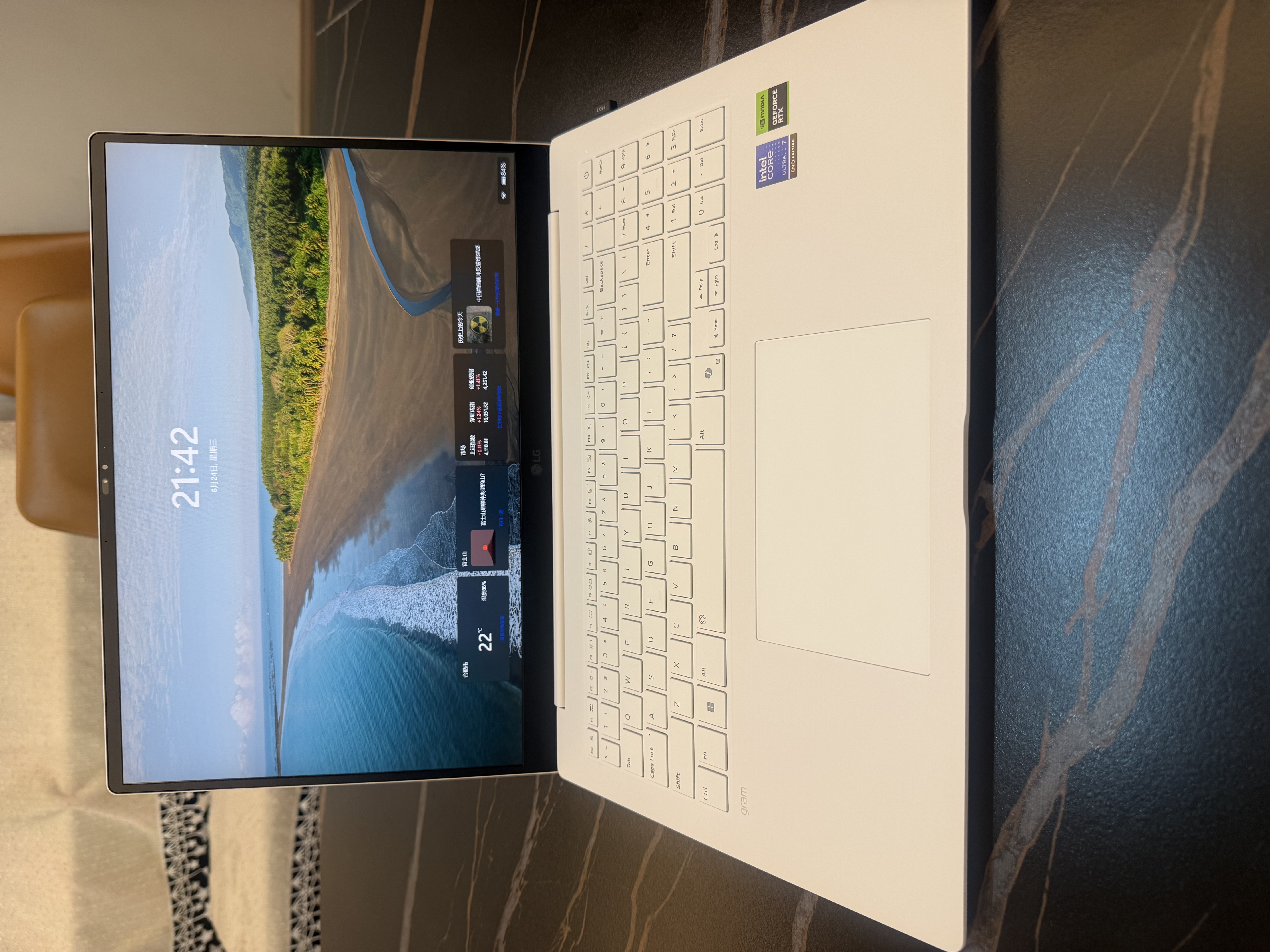 LG gramPro 16英寸独显性能轻薄本AI笔记本电脑(二代U7/RTX5050/144Hz/32G+1TB 16Z90TR-E.AL87C） 实拍图
