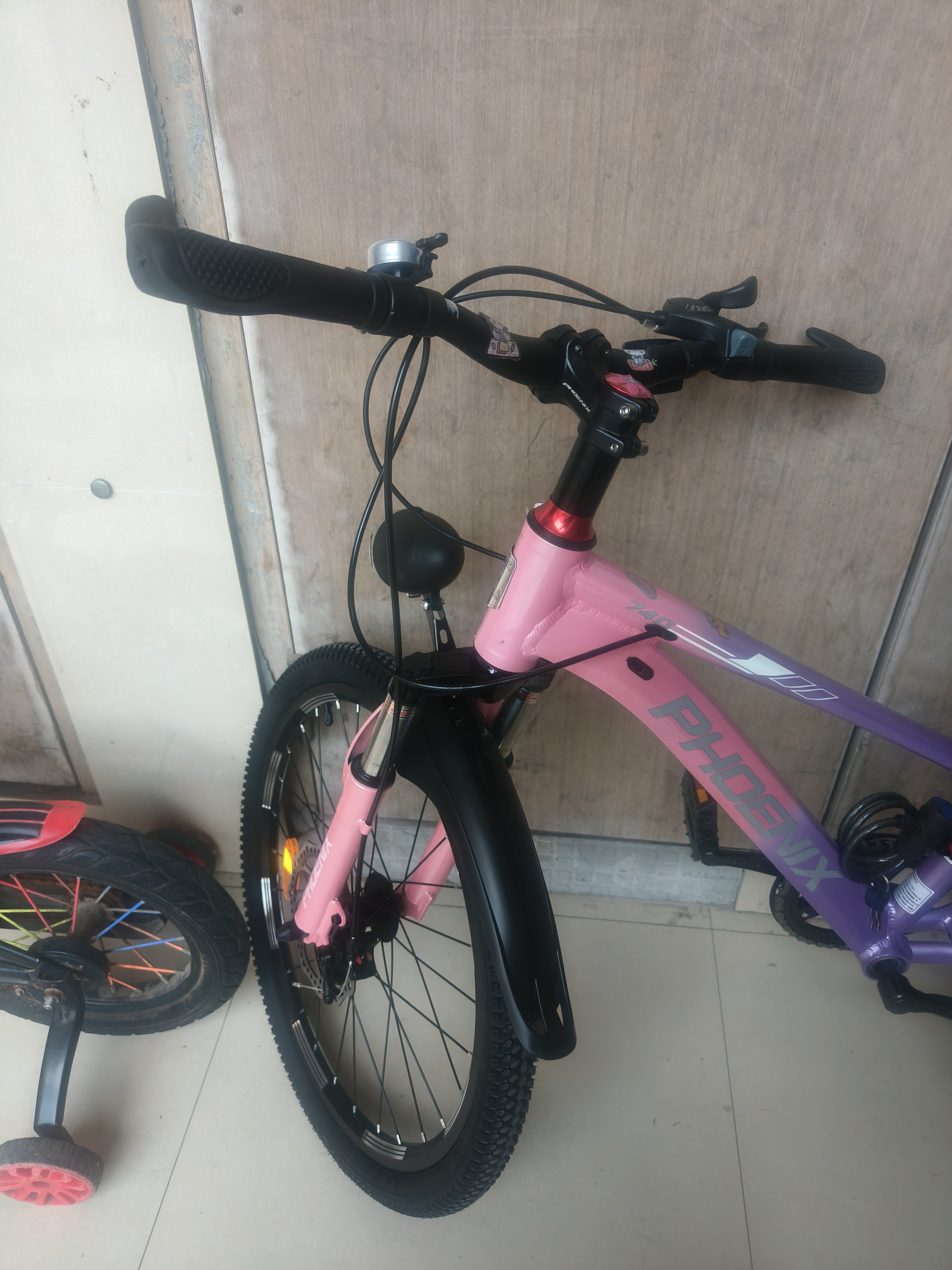 凤凰官方旗舰店儿童自行车男女变速青少年学生山地车碟刹赛车 星际 粉紫【铝架】7速+后座车灯+辐条 22寸【适合130-170cm】 实拍图