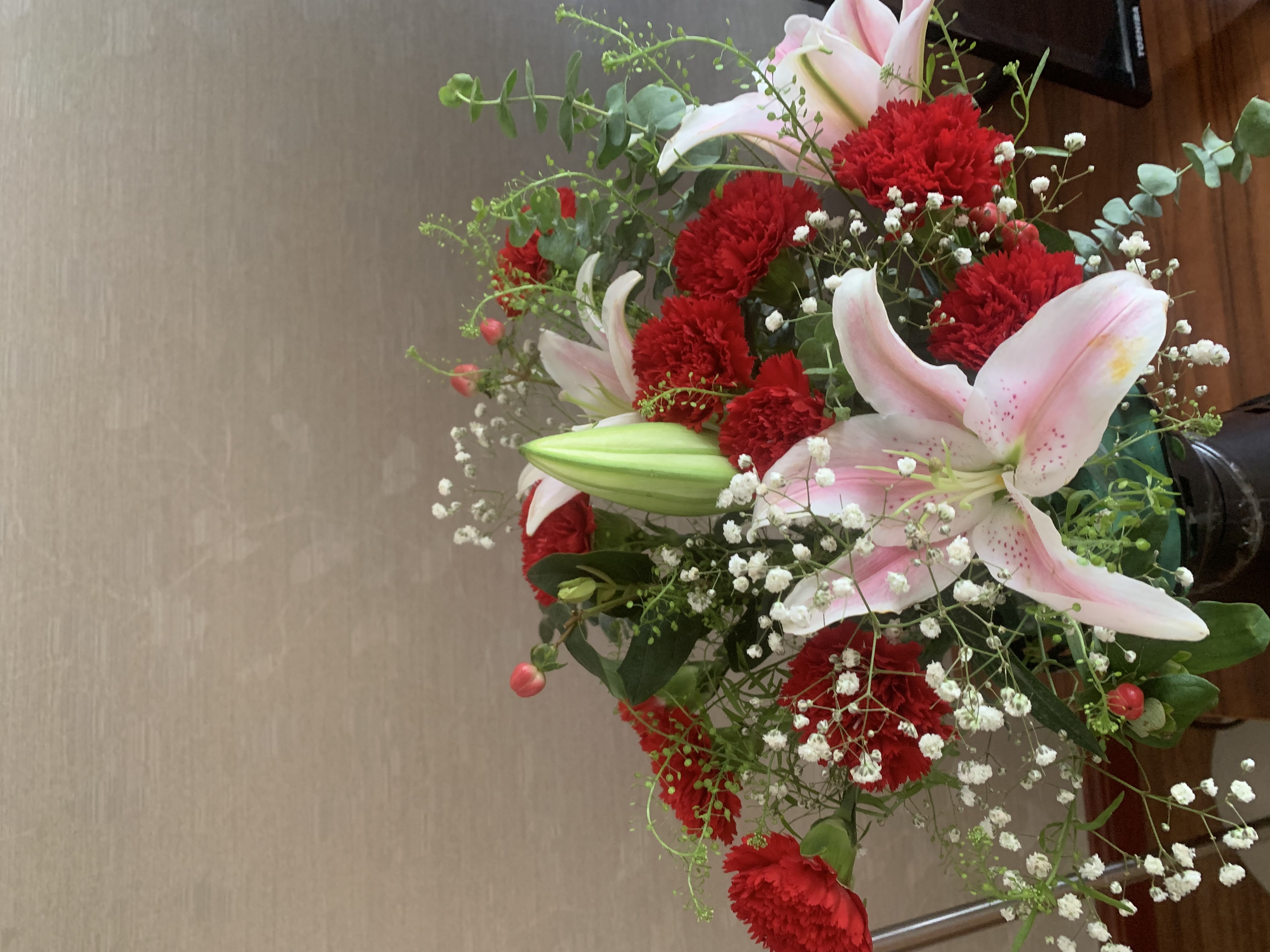 植伴康乃馨百合鲜花生日祝福探望病人母亲节鲜花速递送妈妈全国同城店 C款-11朵康玫瑰加2只百合 实拍图