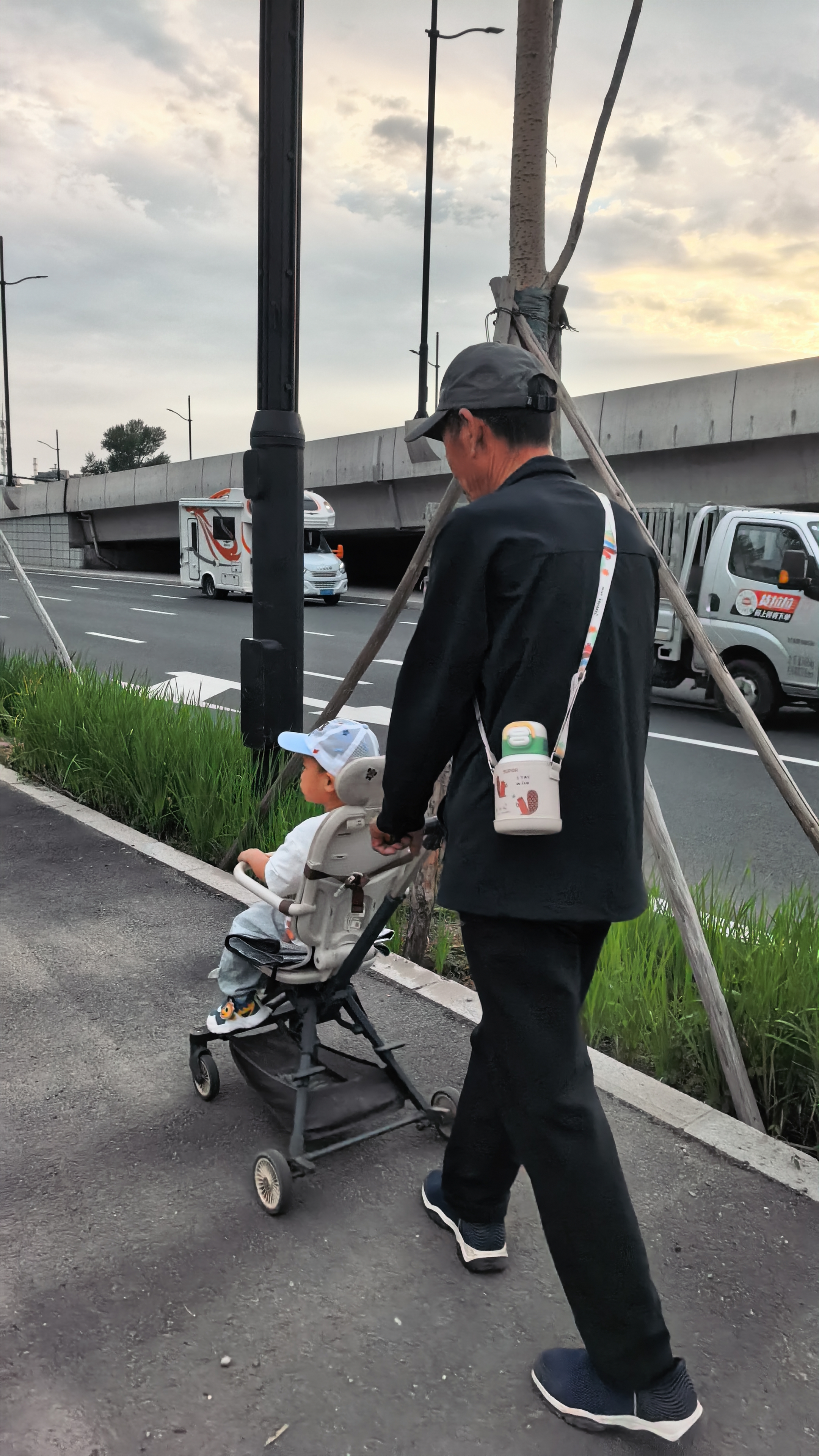 苏泊尔（SUPOR）儿童保温杯男女孩学生水杯水壶316L不锈钢便携吸管杯大容量学饮杯 【升级杯套款】稚芽绿 500ml 实拍图