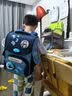 TigerFamily虎米小学生书包1-3年级减负护脊大容量双肩背包 小童【环保配灯】方块城市 #小贵族 实拍图