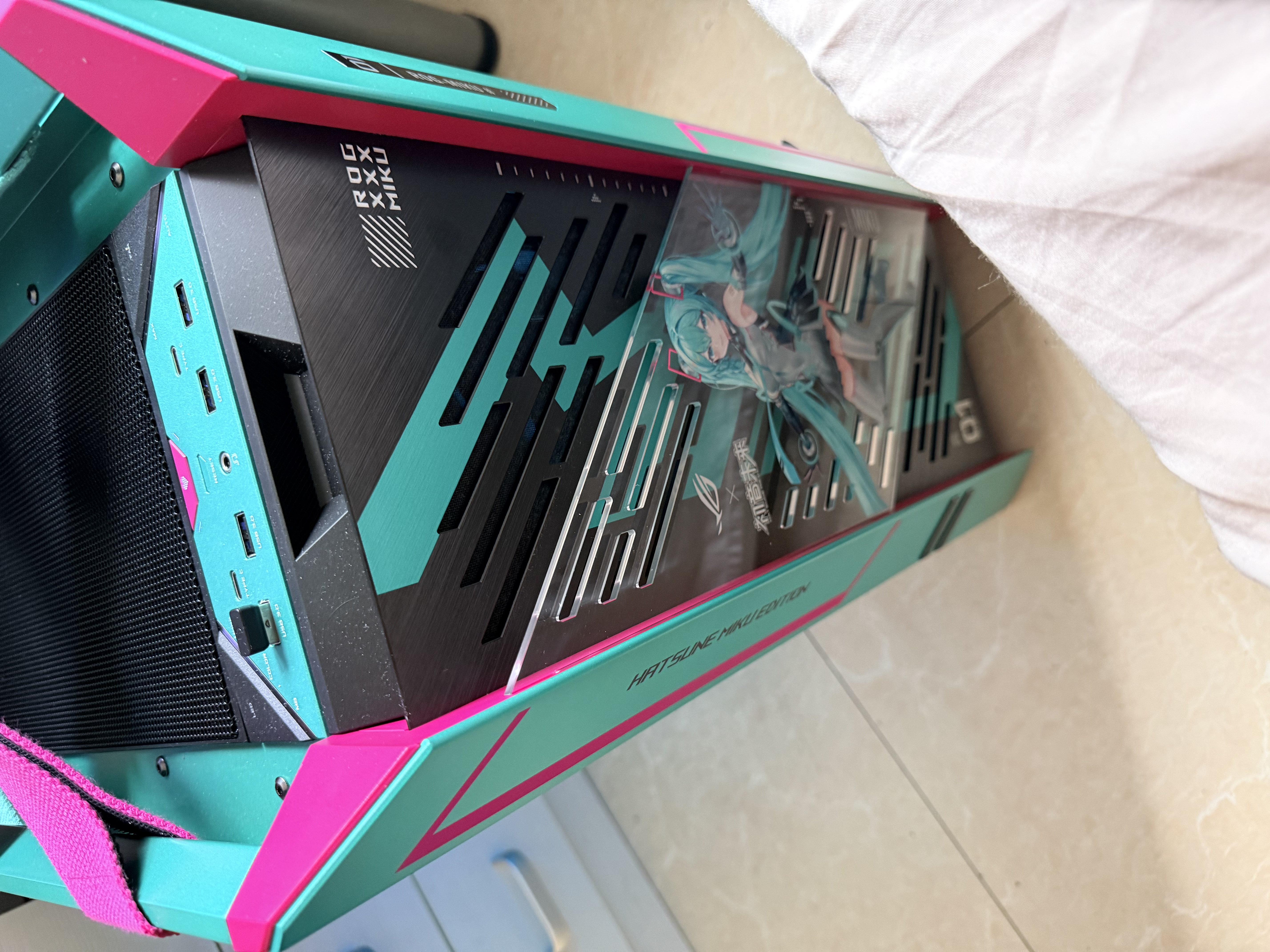 华硕ROG 太阳神 RO姬x初音未来版机箱 GX601S/铝合金外骨架/预装4*140mm高性能风扇/50KG承重撞色提手 实拍图