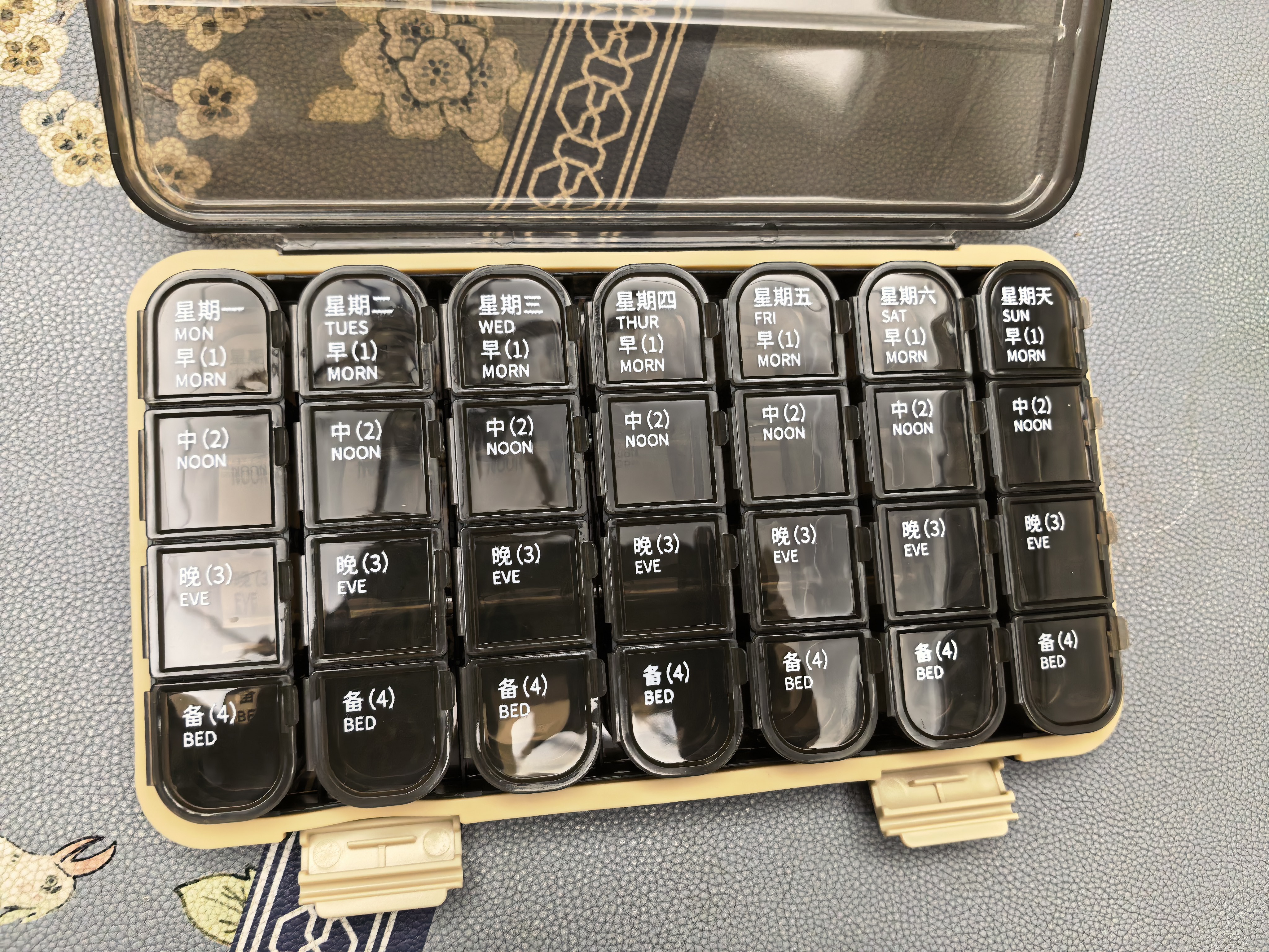 金隆兴药盒分装盒28格药片一周七天一日三餐吃药提醒分药器老人随身便携 实拍图