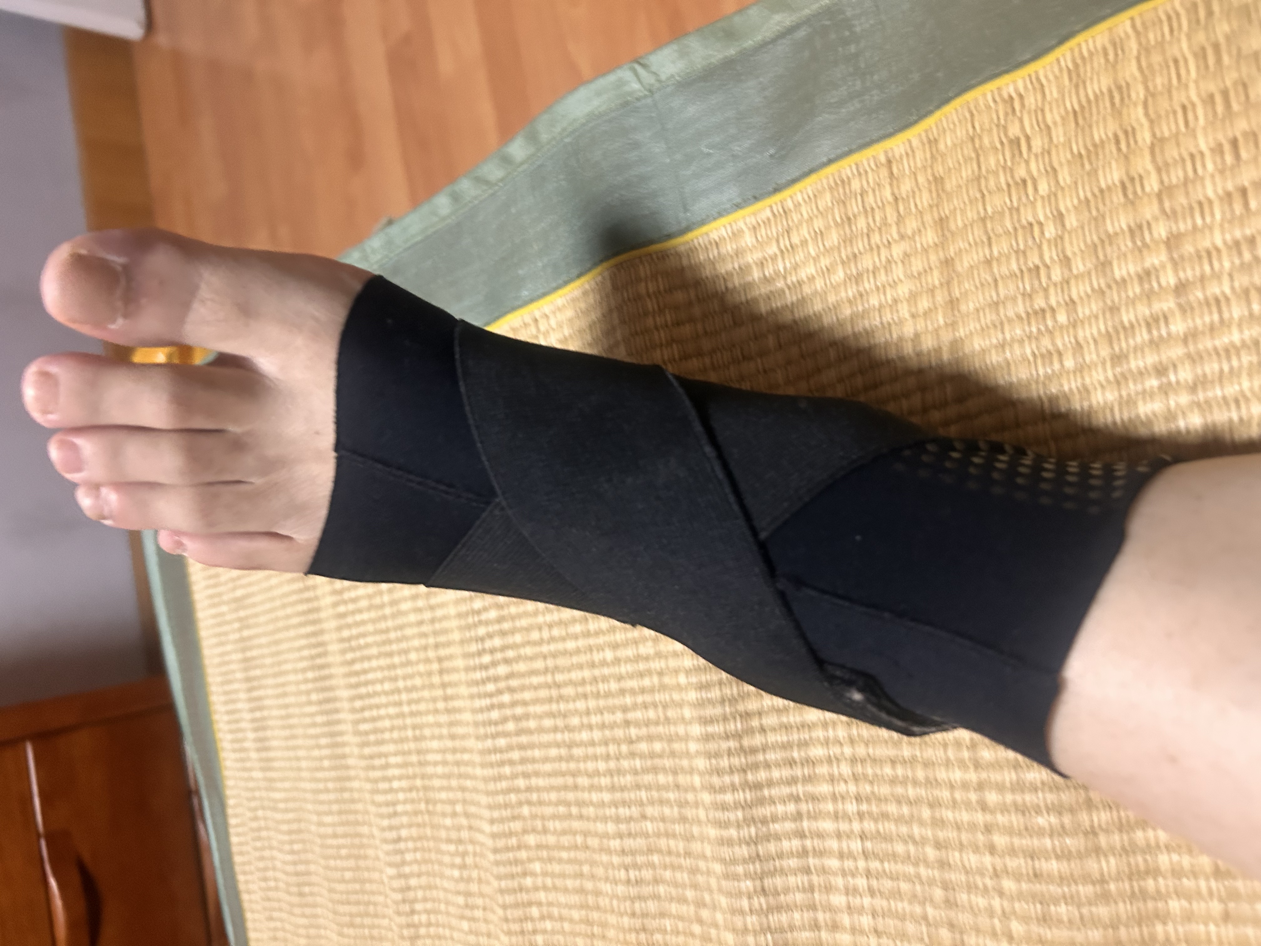 Keep护腕健身运动薄款羽毛球排球腱鞘炎卧推护手腕护具 黑 2只装  实拍图
