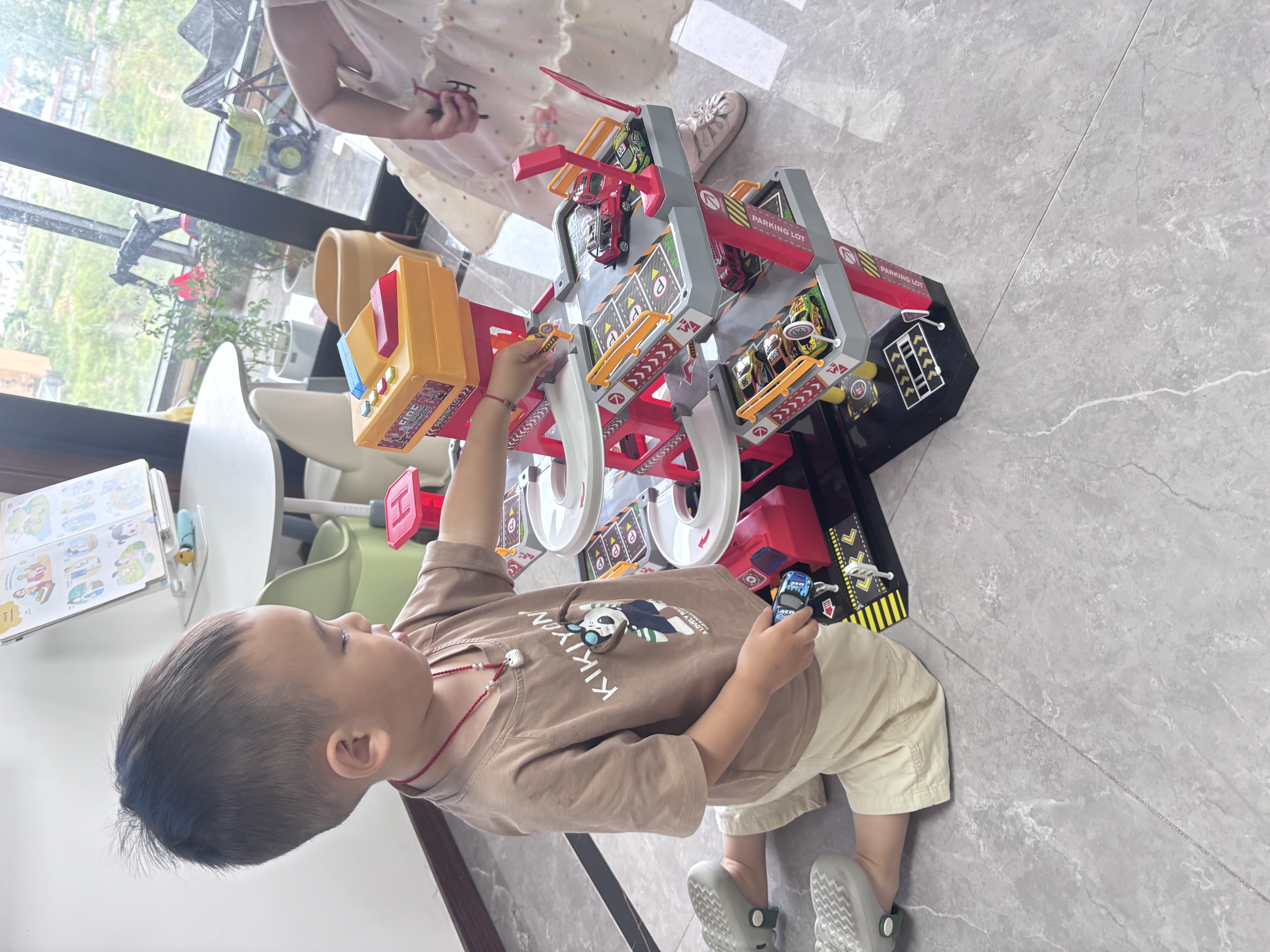 Holy STONE儿童玩具3-6岁停车大楼玩具车库轨道车合金汽车玩具男孩生日礼物 5层消防车停车大楼【礼盒充电版】12车+飞机 益智玩具1-2-4-5-7-10岁开发智力新款2026火最的玩具 实拍图