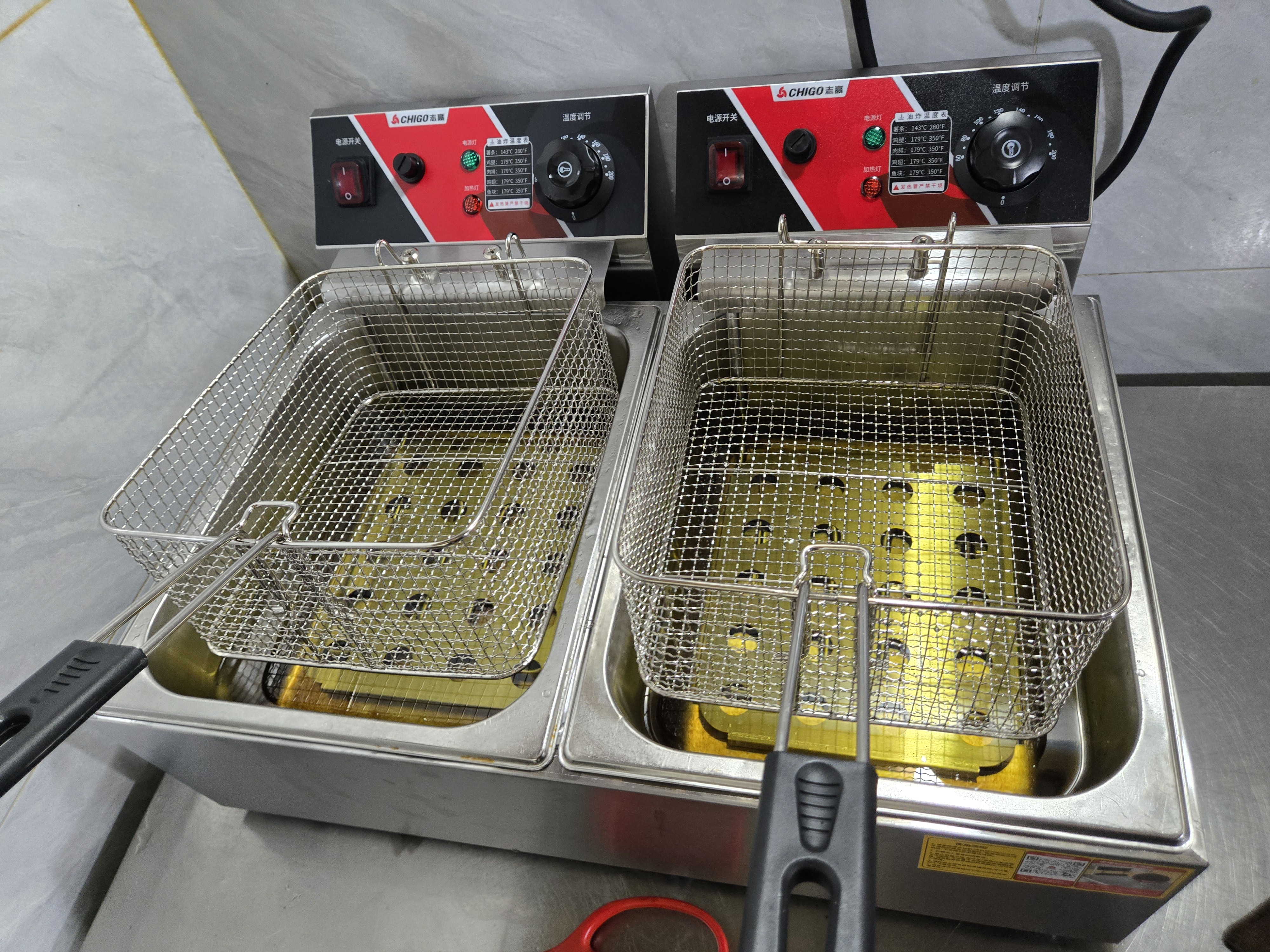 志高（CHIGO）电炸炉商用油炸锅油炸机油条机电炸锅油炸炉炸串机油条薯条机小吃设备 ZG-BK-ZL-82A 实拍图