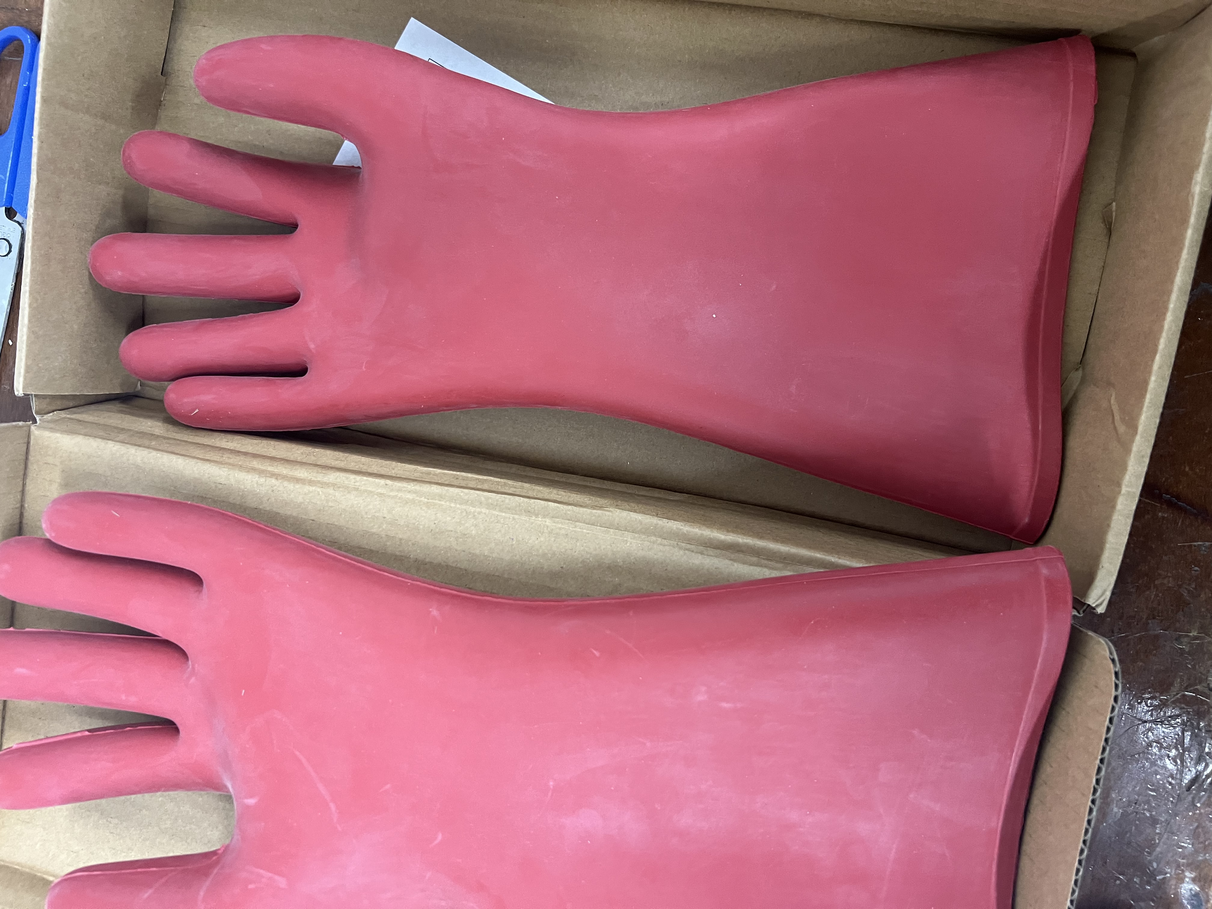 双安 绝缘手套 1级10KV手型耐高压防触电手套 天然橡胶 手型设计可带电作业 电路维修配电室劳保防护 1副  实拍图