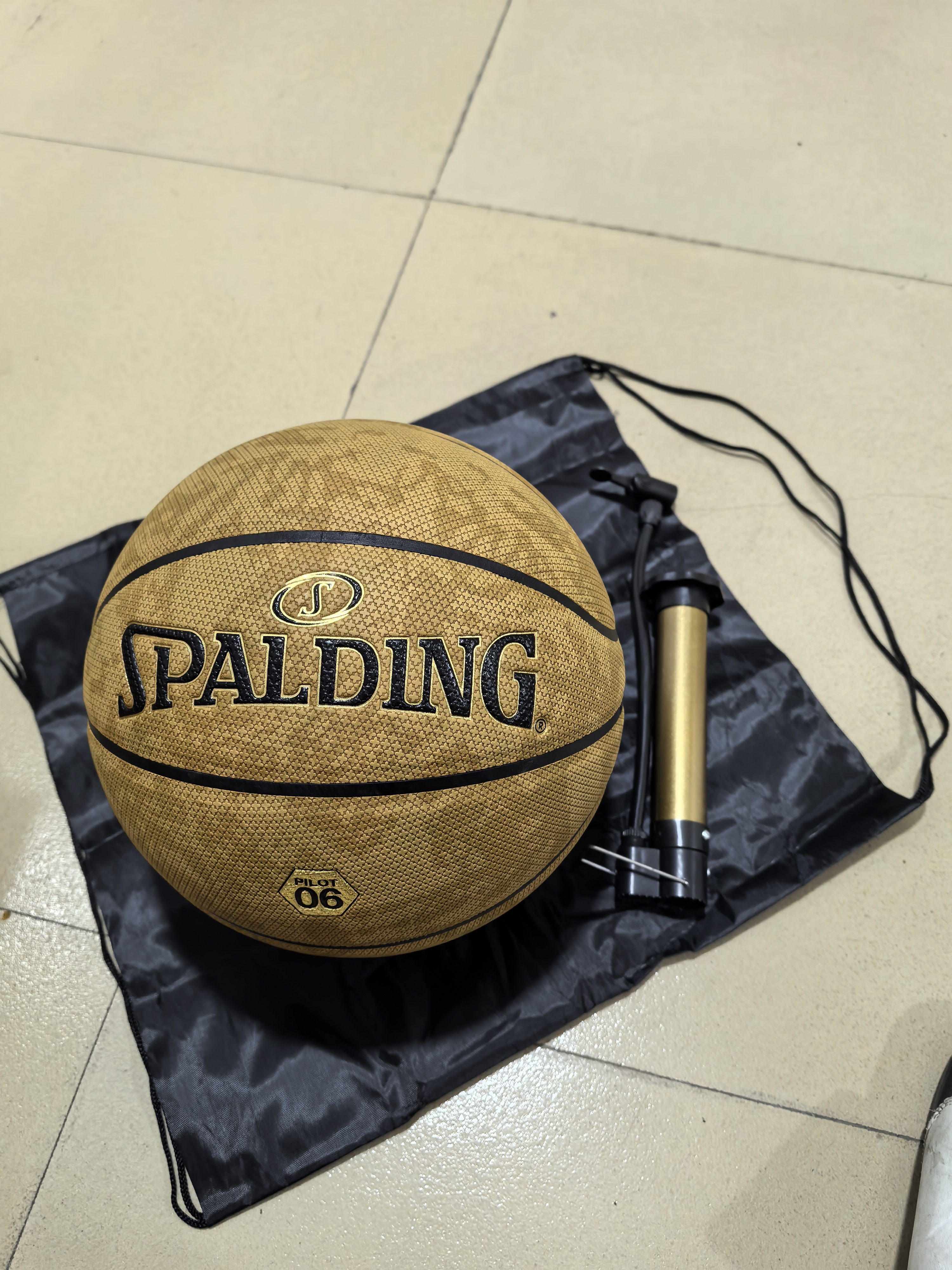 斯伯丁（SPALDING）斯伯丁飞行员06吸湿室内外7号篮球77-739Y 实拍图
