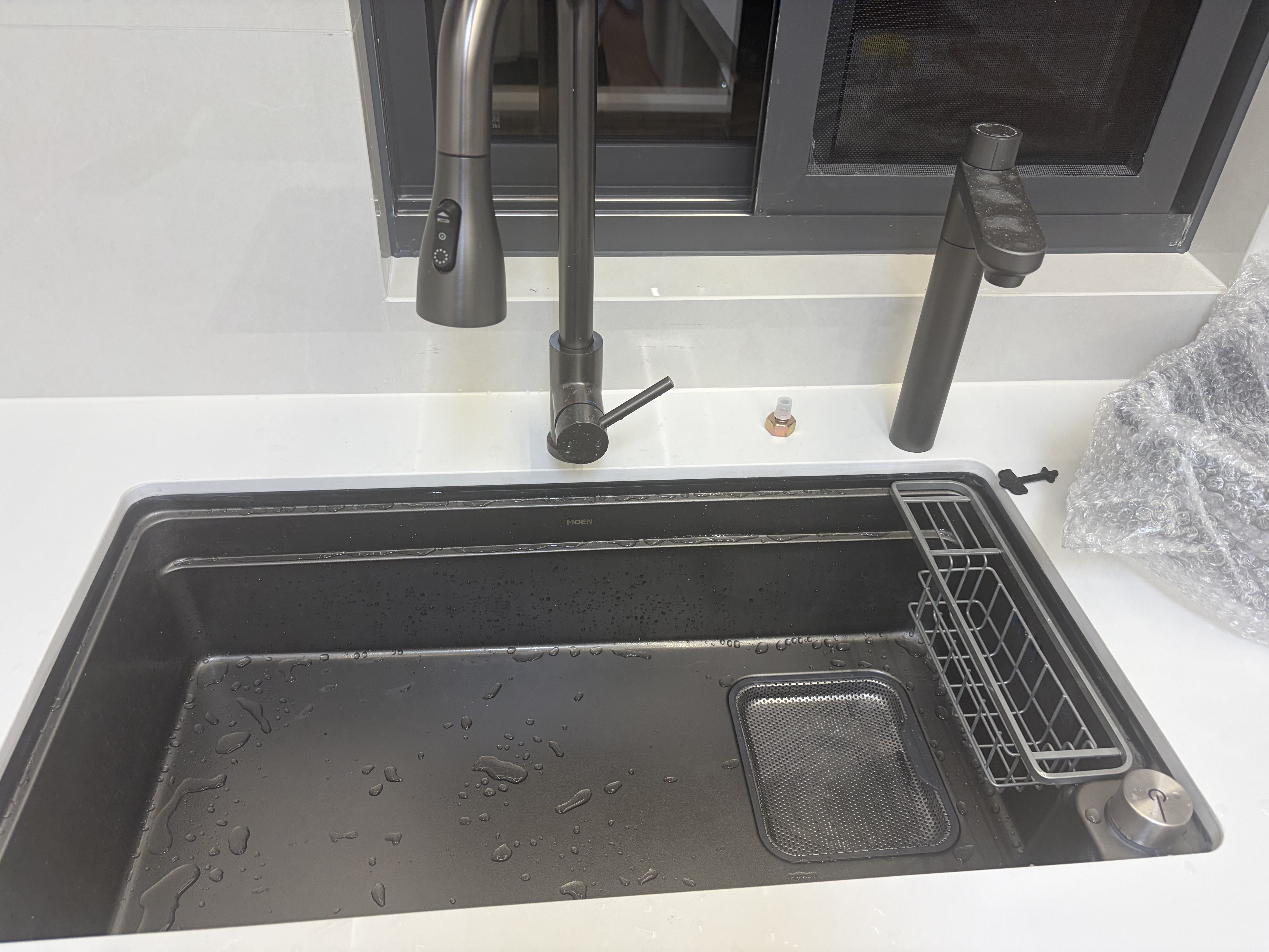 摩恩（MOEN）水槽套装火烧石压纹台控排水黑色纳米日式槽304不锈钢402XB 实拍图
