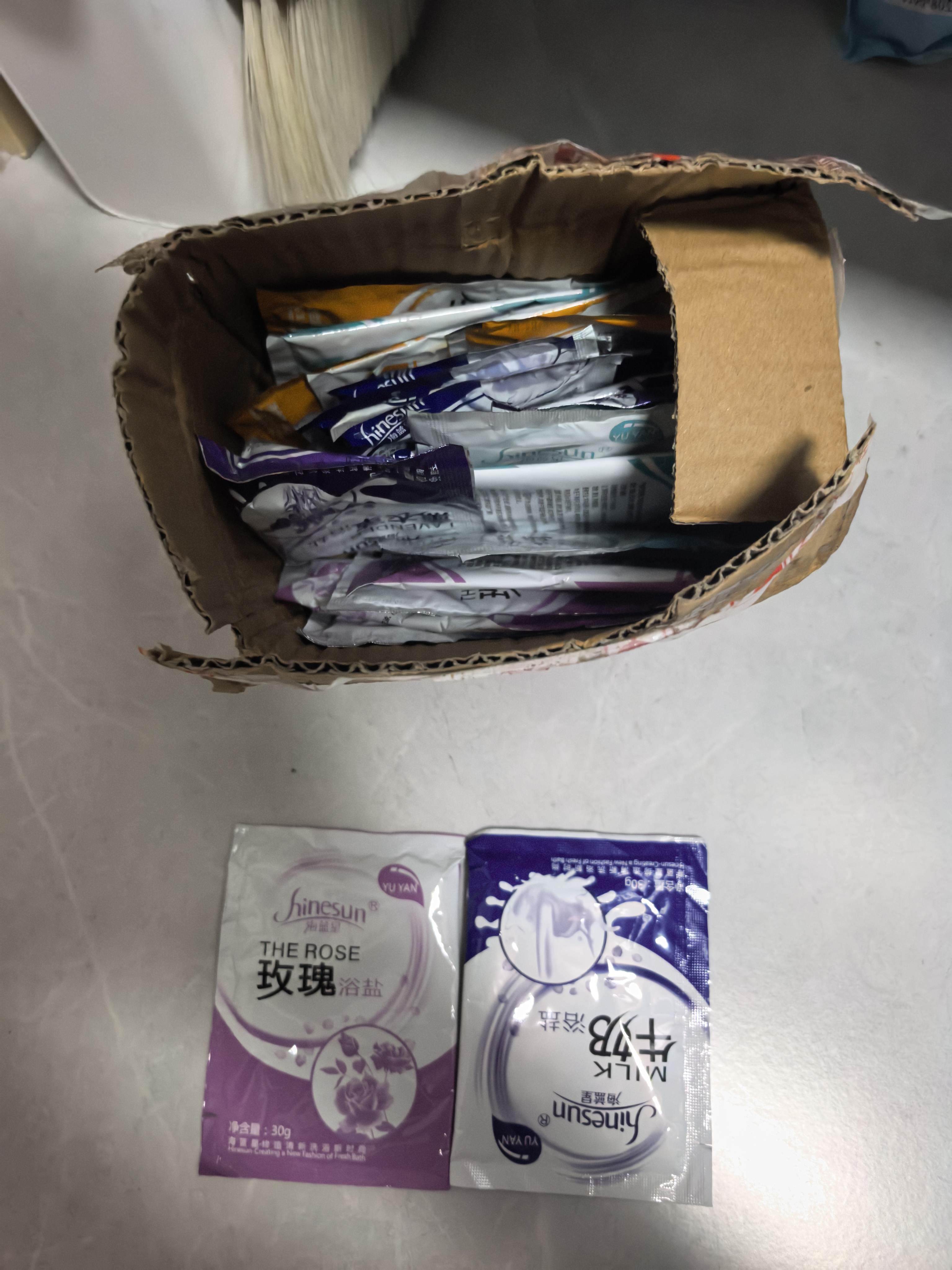 100袋装牛奶沐浴盐止痒海盐全身去角质死皮鸡皮足浴用品 玫瑰+牛奶+生姜+茉莉+薰衣草 30袋 实拍图