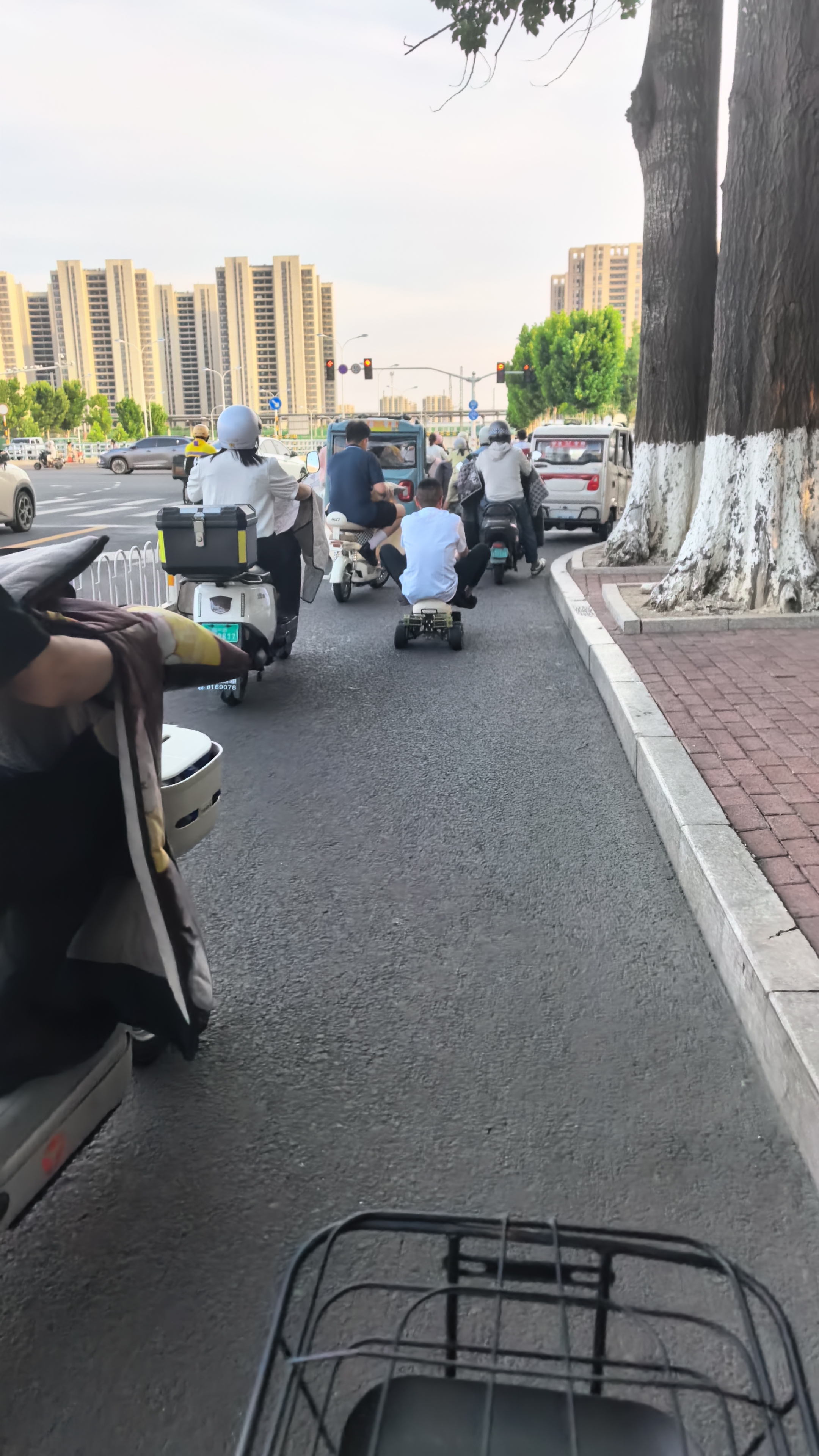嘉柏兰桌面小风扇静音空气循环扇学生宿舍办公室桌面USB冷家用涡轮迷你电风扇【支持App智能风控】 紫灰【顶配款】无刷电机丨智能数显丨100档高速飓风 实拍图