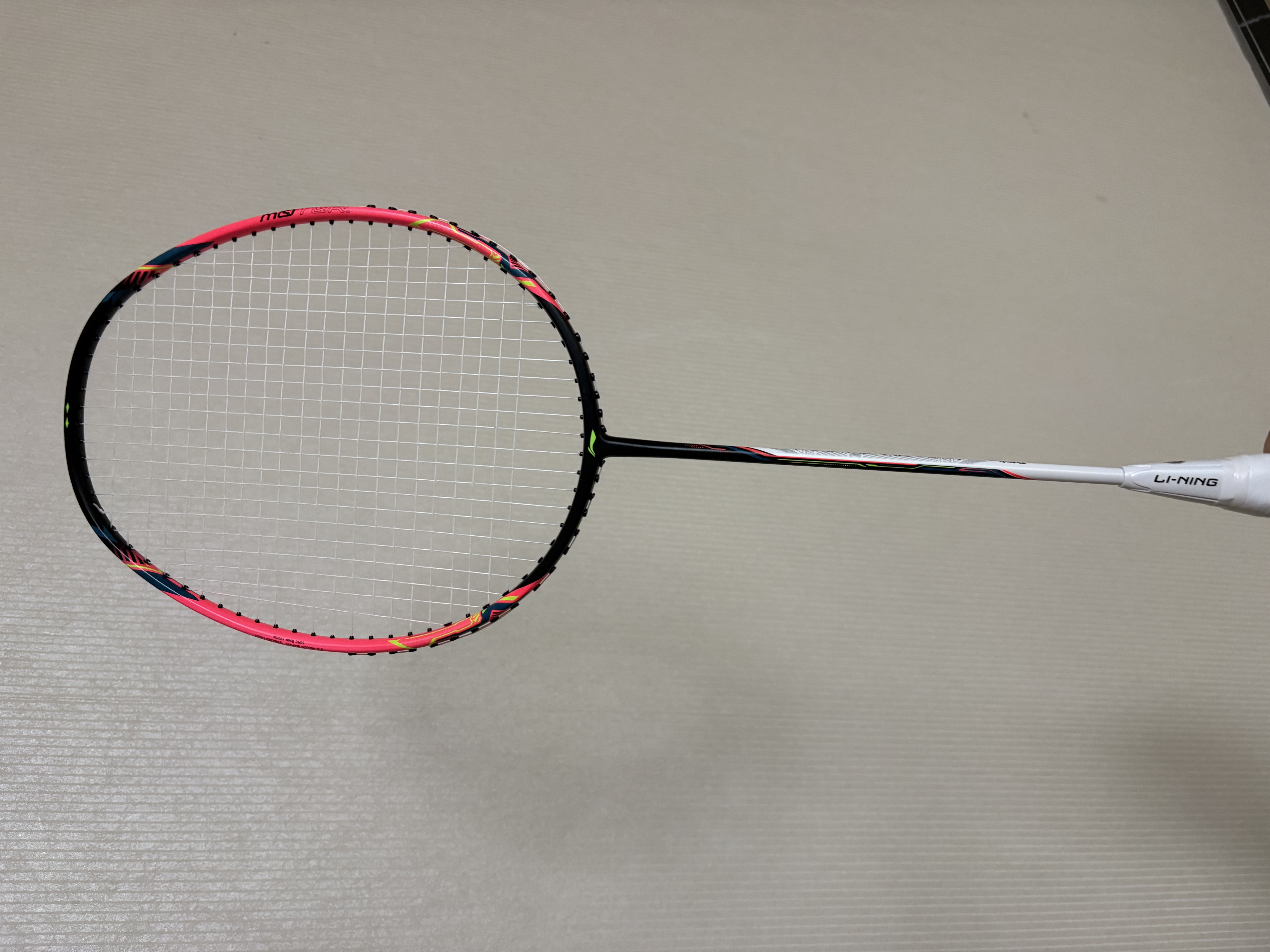 李宁（LI-NING）羽毛球拍战戟小马达全碳素荧光果粉5U已拉线AYPU075-5 实拍图