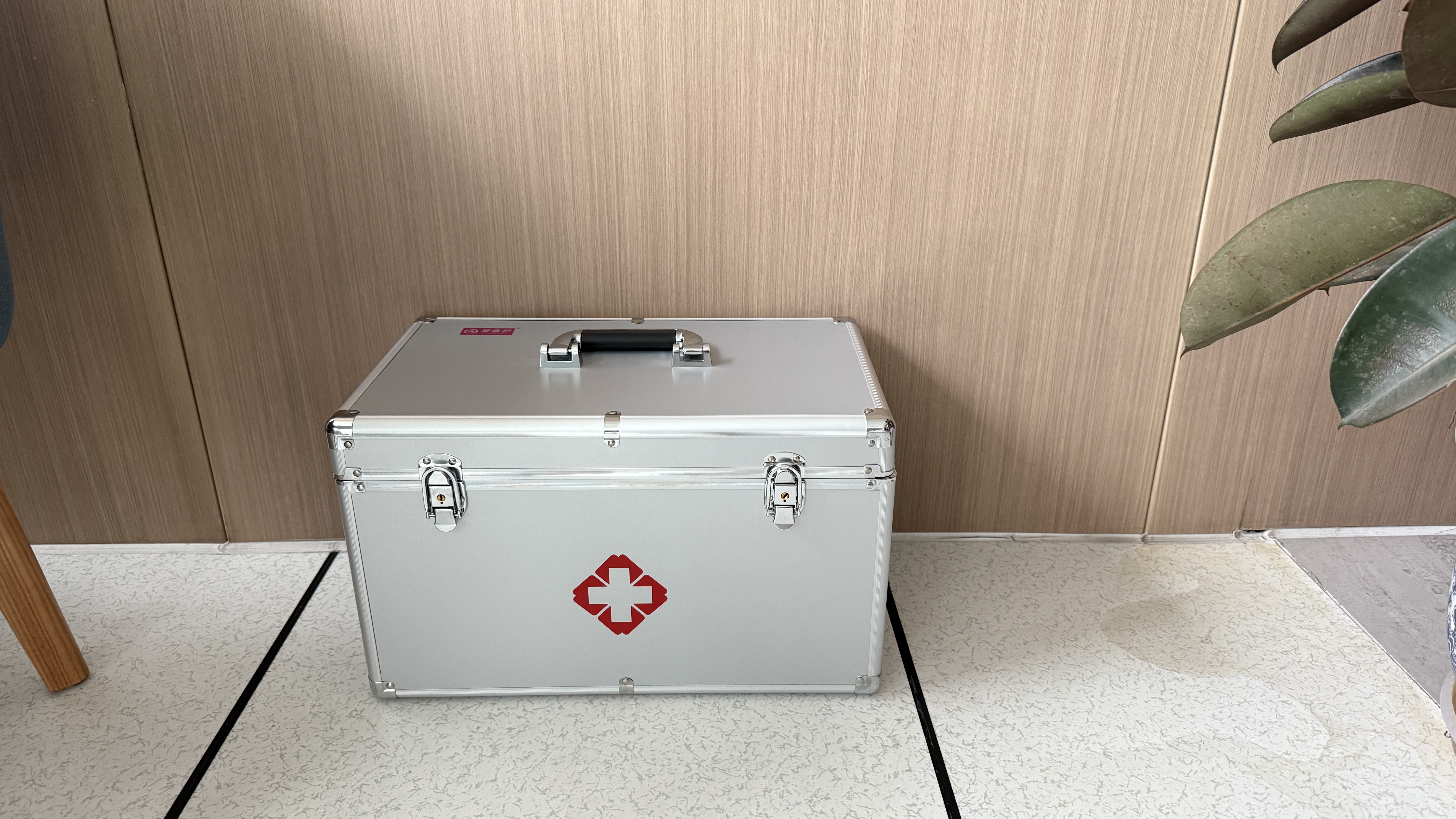 爱备护 急救包 18英寸国标应急储备铝合金便携手提医疗箱 实拍图