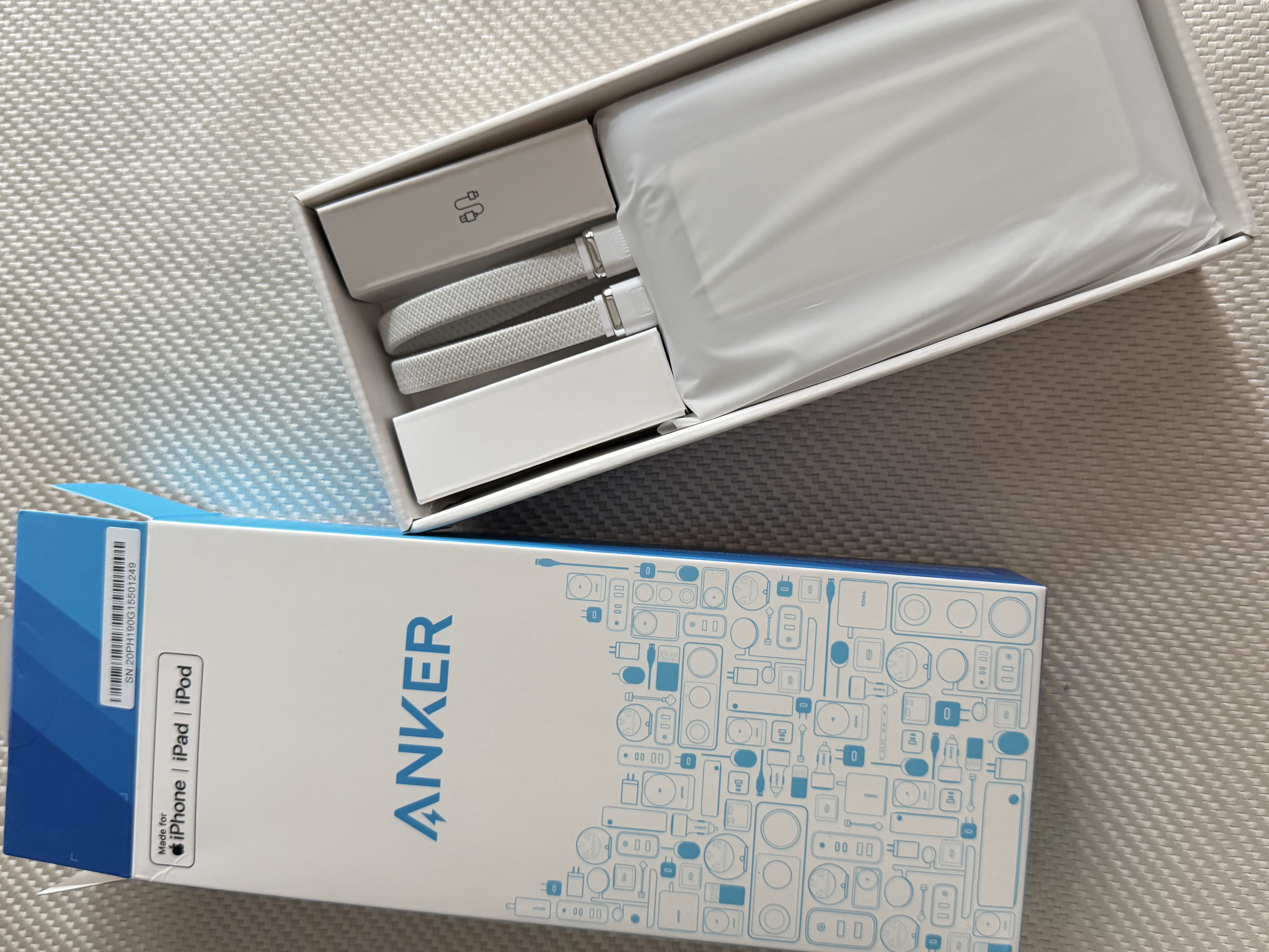 ANKER安克【3C认证可上飞机】zoloMFI认证旅行充电宝自带双线20000毫安mAh大容量移动电源30W快充苹果白 实拍图