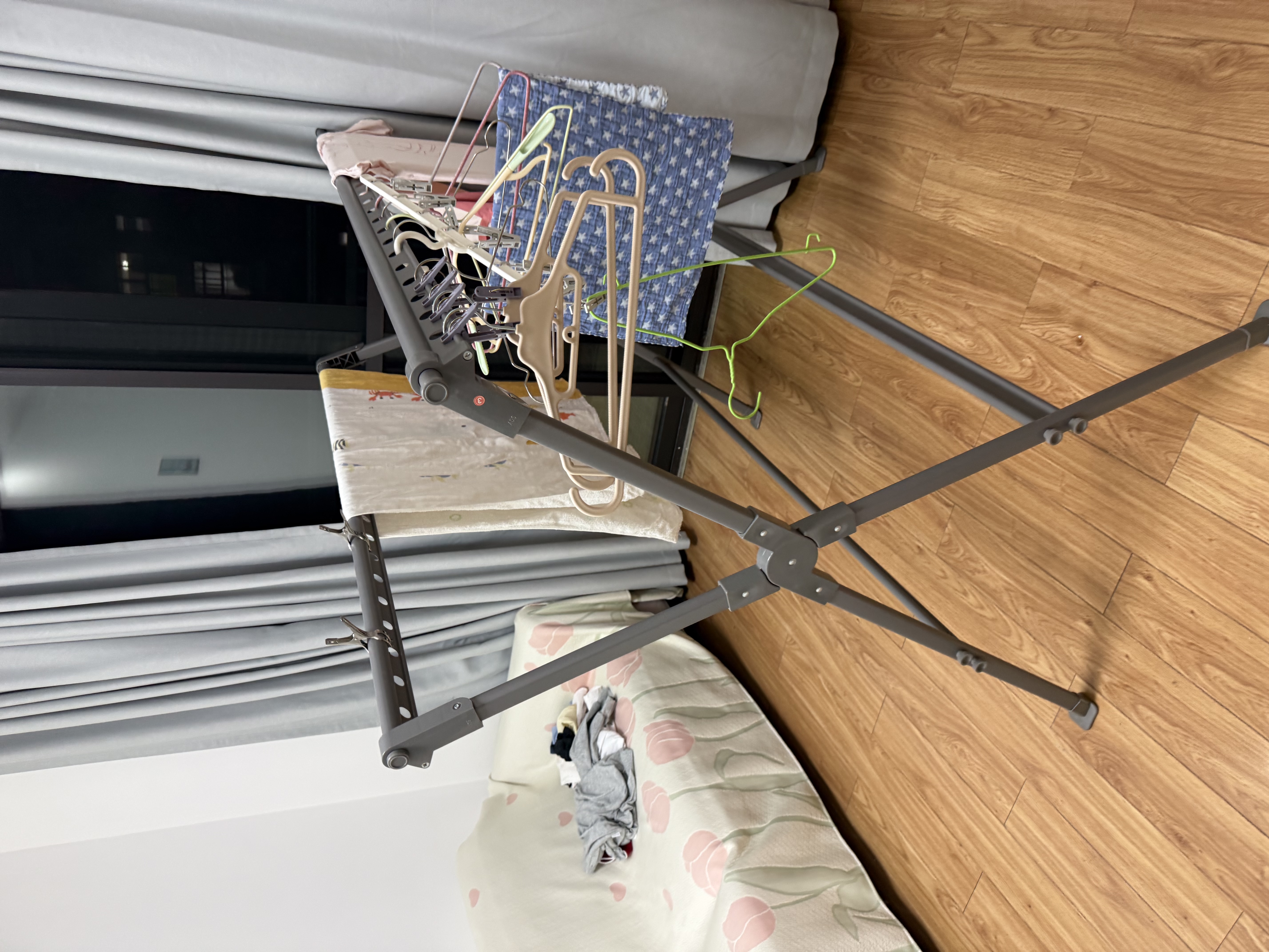 晾衣架落地家用阳台院子折叠防风伸缩晒被子神器加粗加厚卧室 2.3米伸缩+晾晒网-【太空灰】 防风马蹄脚【超强承重】 实拍图