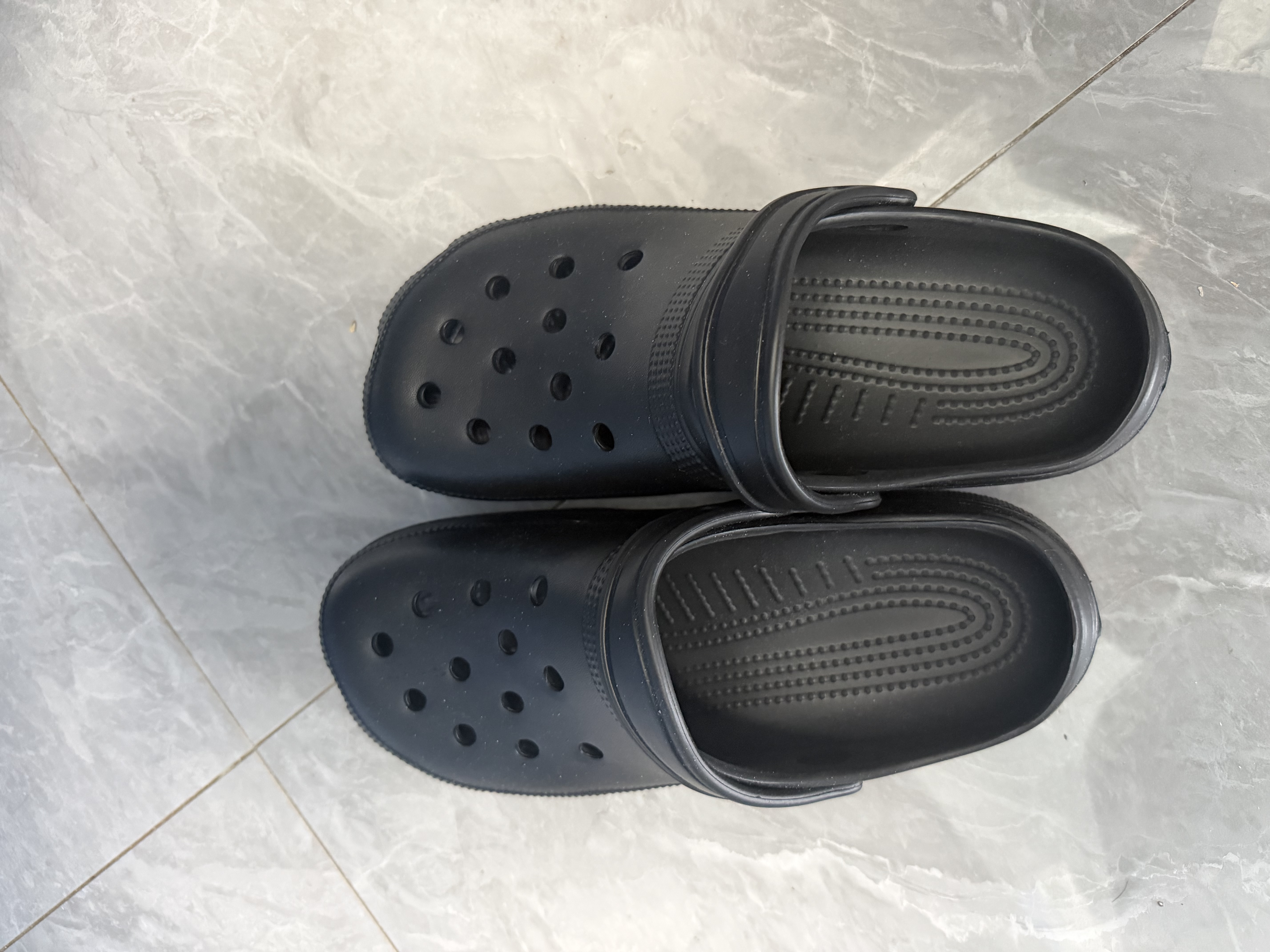 名创优品（MINISO）洞洞鞋男女夏季外穿沙滩凉鞋防滑厚底踩屎感包头凉拖鞋黑色40-41 实拍图