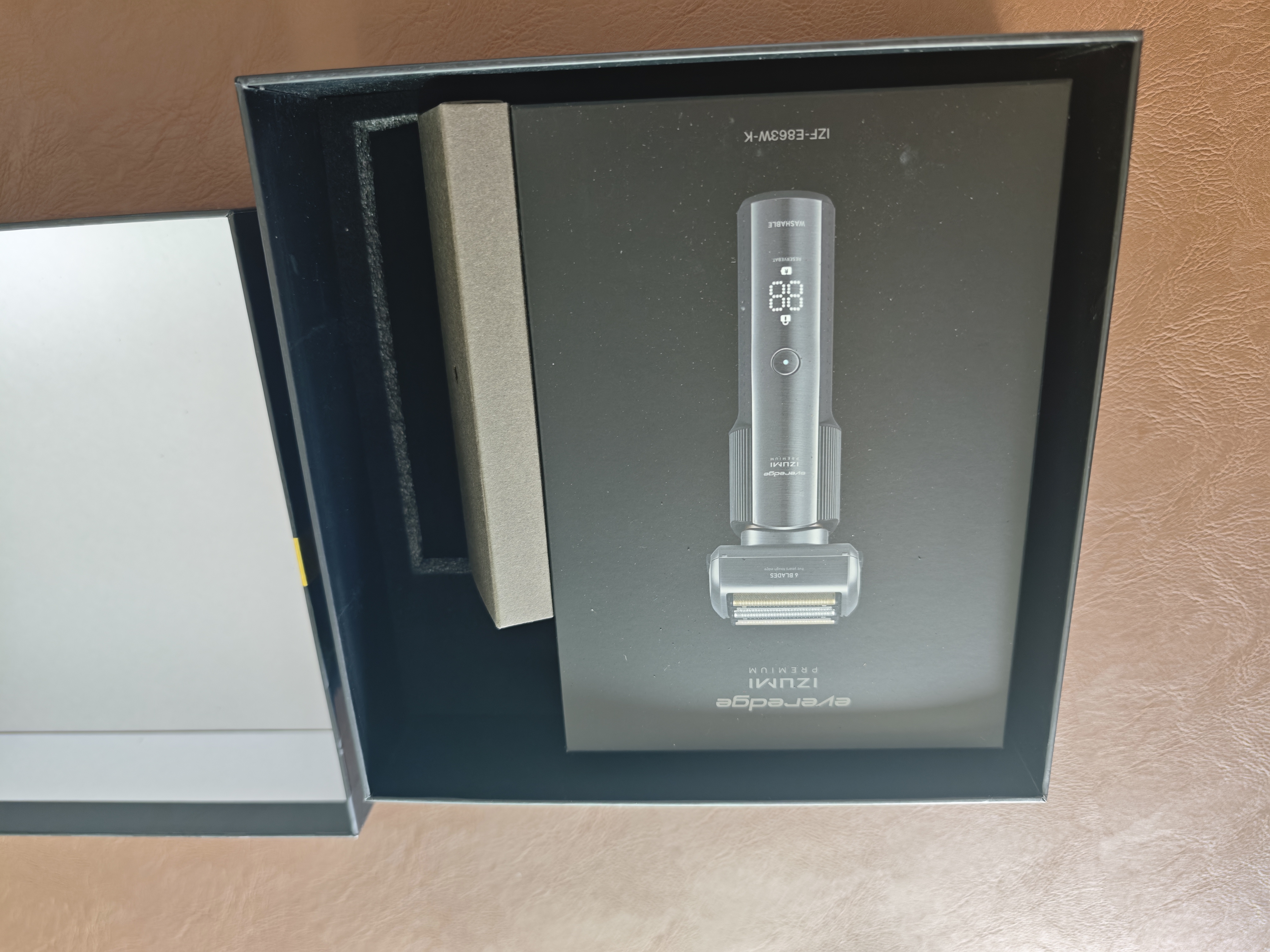 IZUMI泉精器 AI智能电动剃须刀礼盒 日本原装进口6刀头E863W 钛金涂层 带鬓角器 送男友送老公送父亲 实拍图
