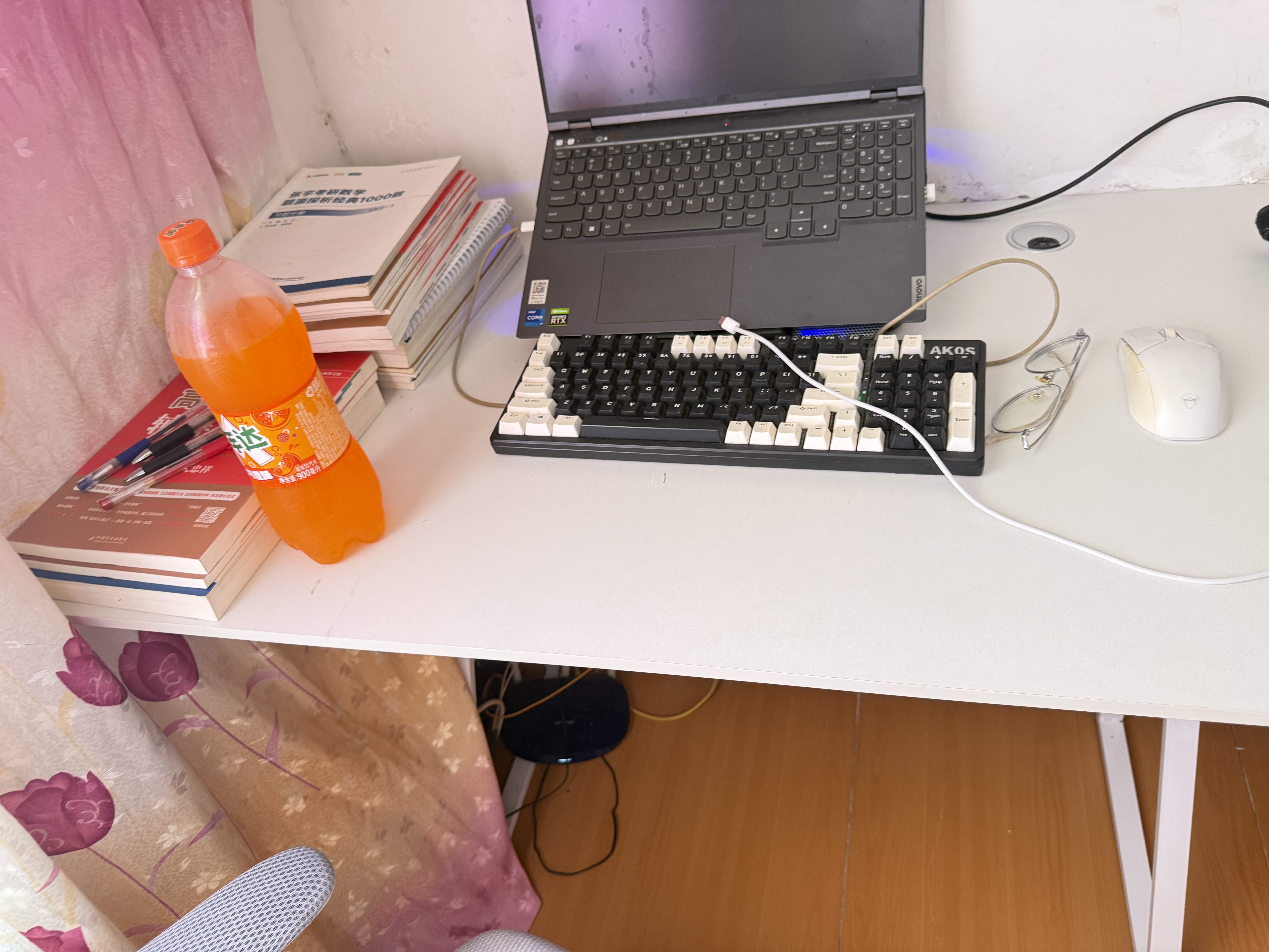 汤能优品电脑桌台式家用电竞游戏桌简约卧室书桌办公学习桌学生写字小桌子 【桌椅套装】暖白100CM+乳胶椅 实拍图