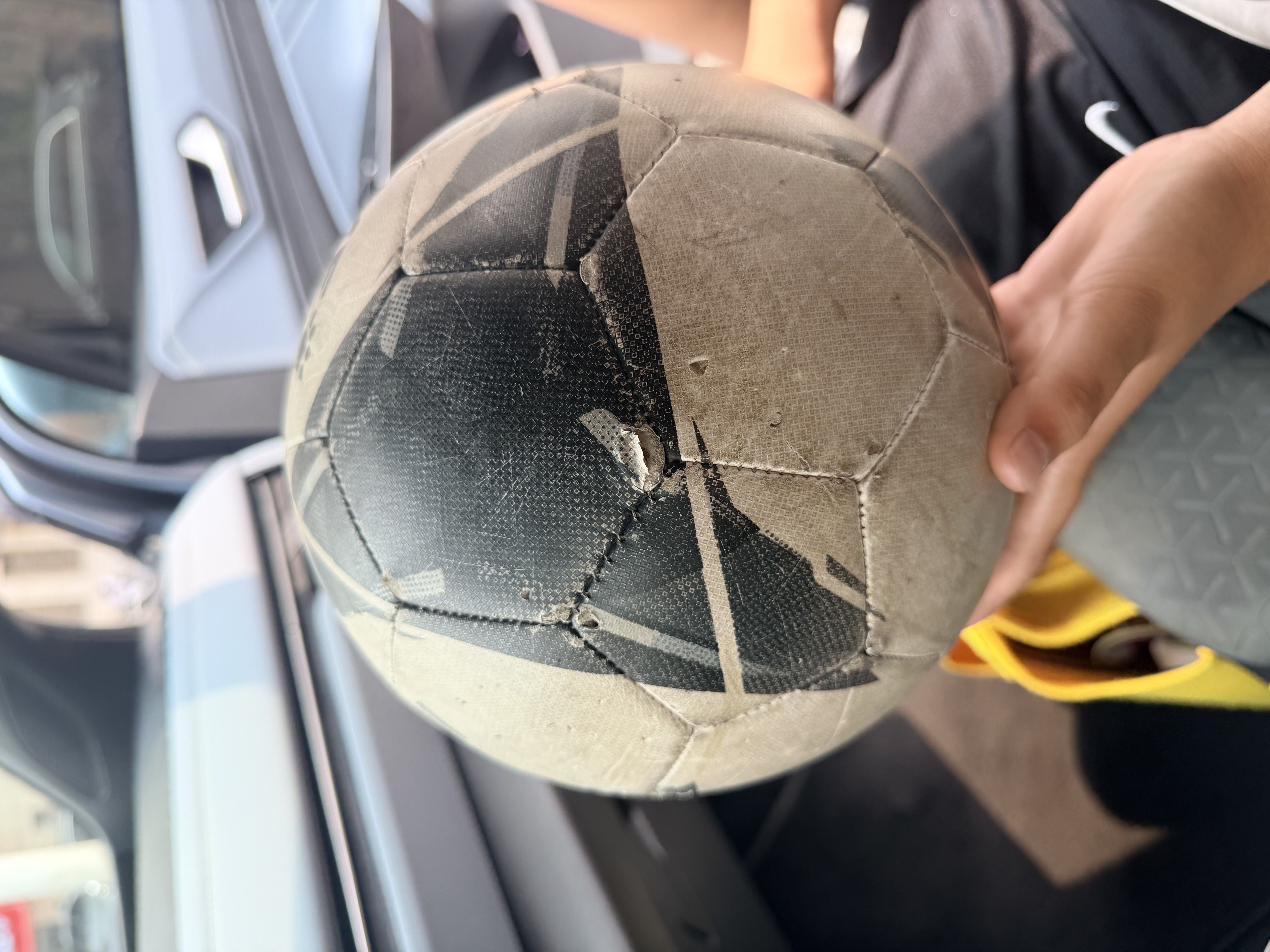 卡尔美（KELME）足球5号比赛训练中考体育学生4号机缝耐磨专用球 黑金 实拍图