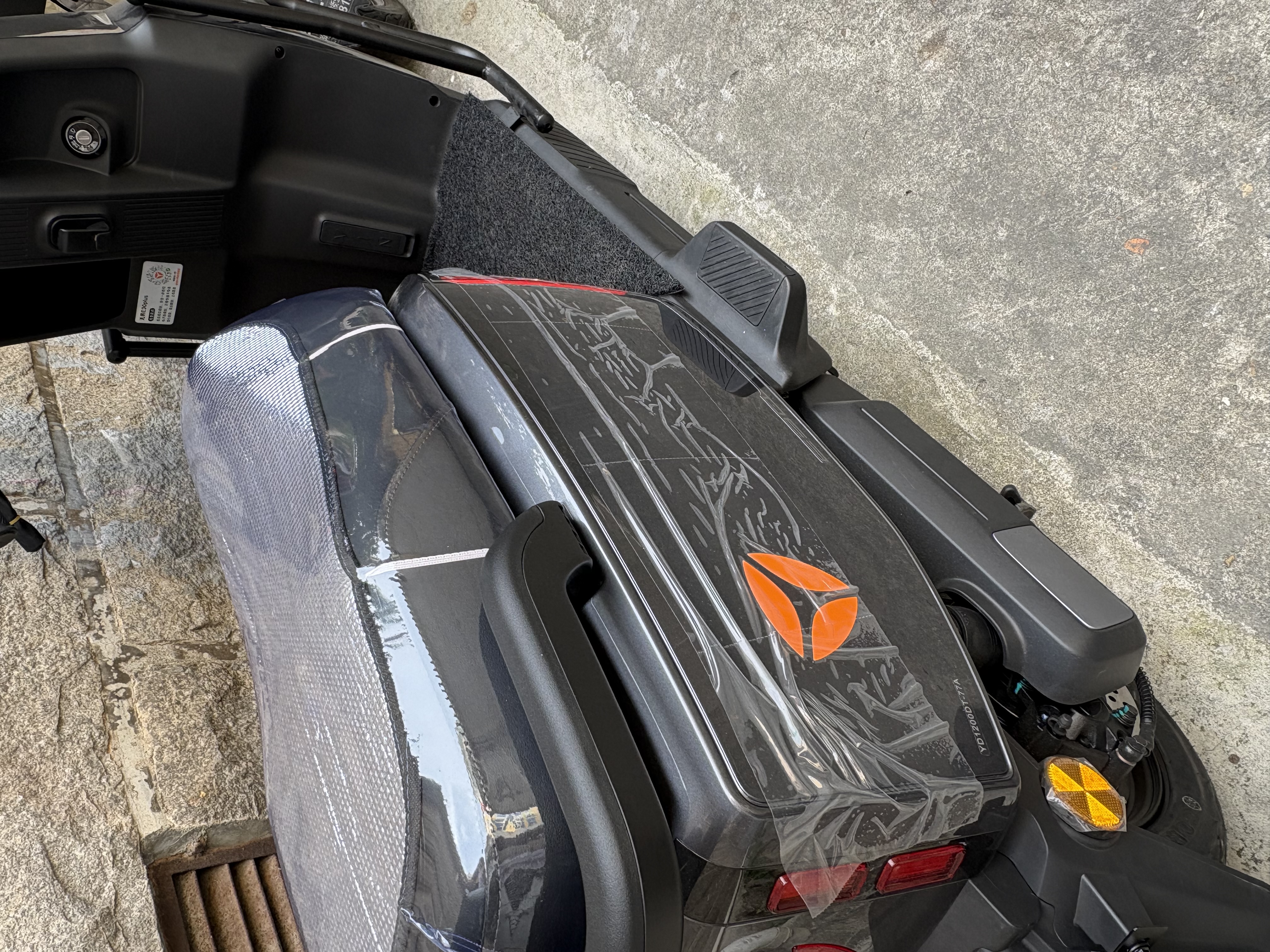 雅迪E30Plus电动摩托车【可分期购买】72V23Ah长续航1200W大动力高端外卖两轮电动车电瓶车 龙吟灰 实拍图