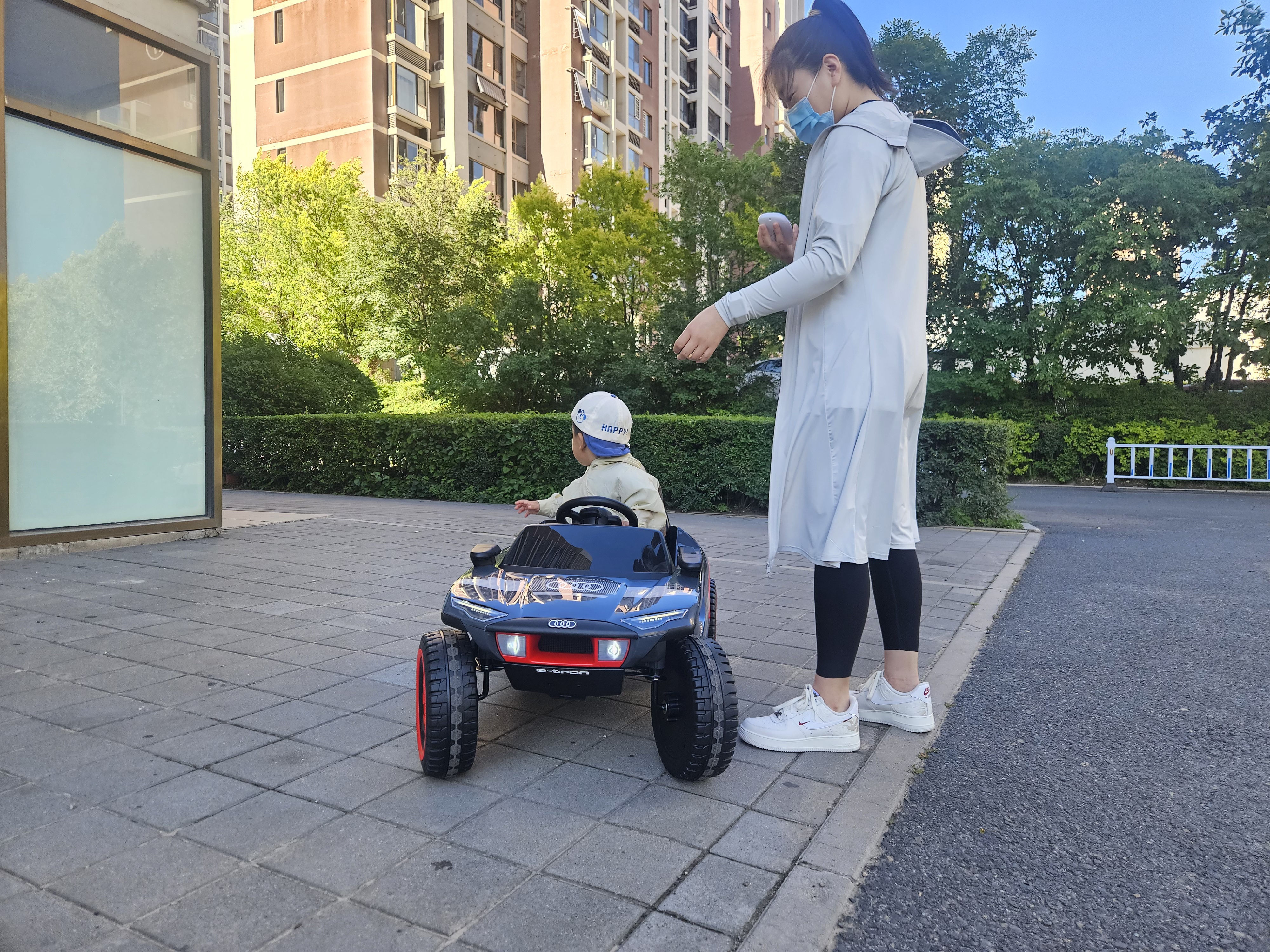 奥迪Audi 儿童电动汽车四轮遥控玩具汽车官方授权正版宝宝礼物开学 [RS Q e-tron]承重60斤-续航1h-遥控自驾一体-双轮驱动 实拍图