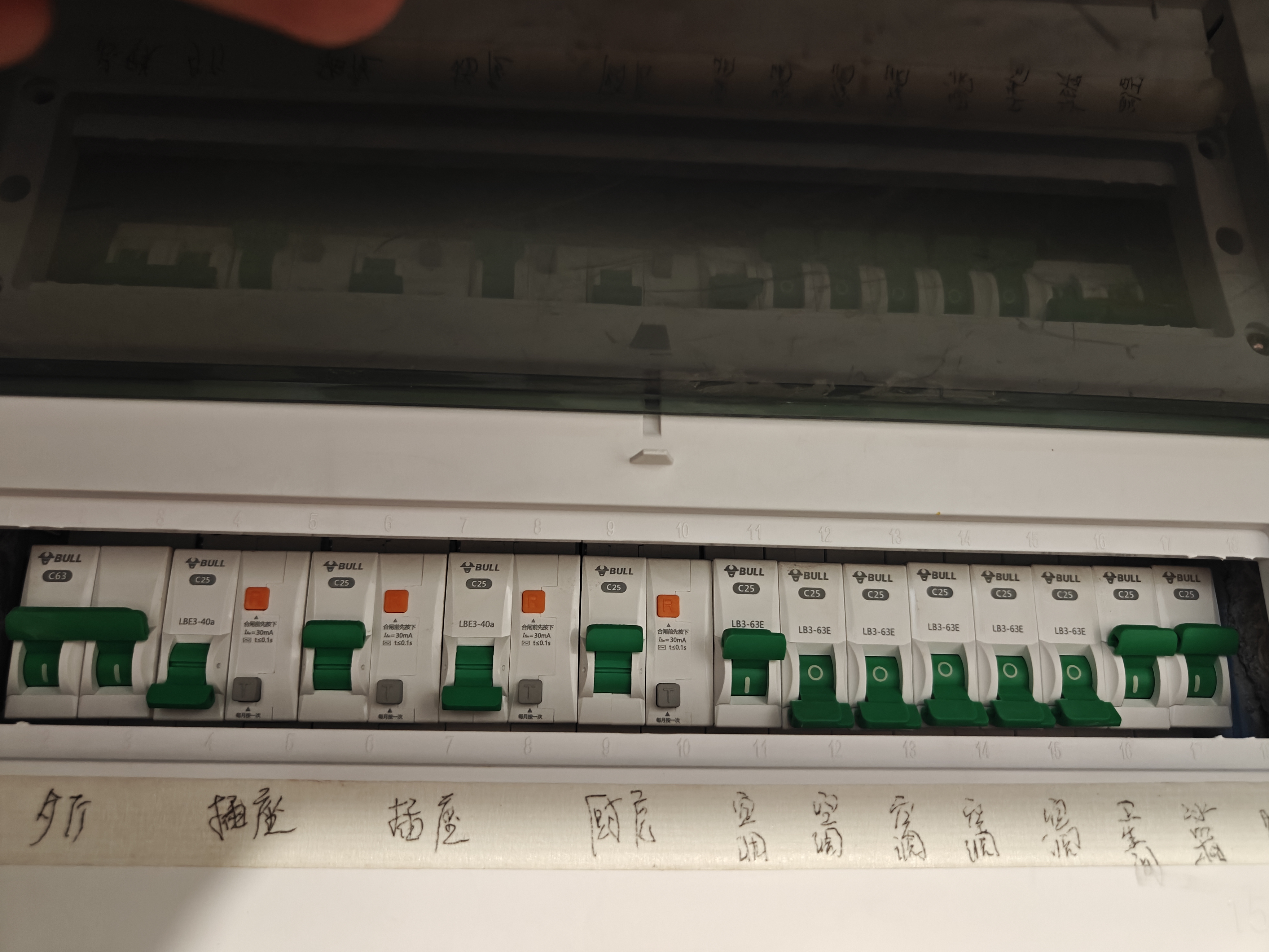 公牛（BULL）LBE3-40a/25A-1PN/C型电子式AC漏电断路器(左手柄)230V 实拍图