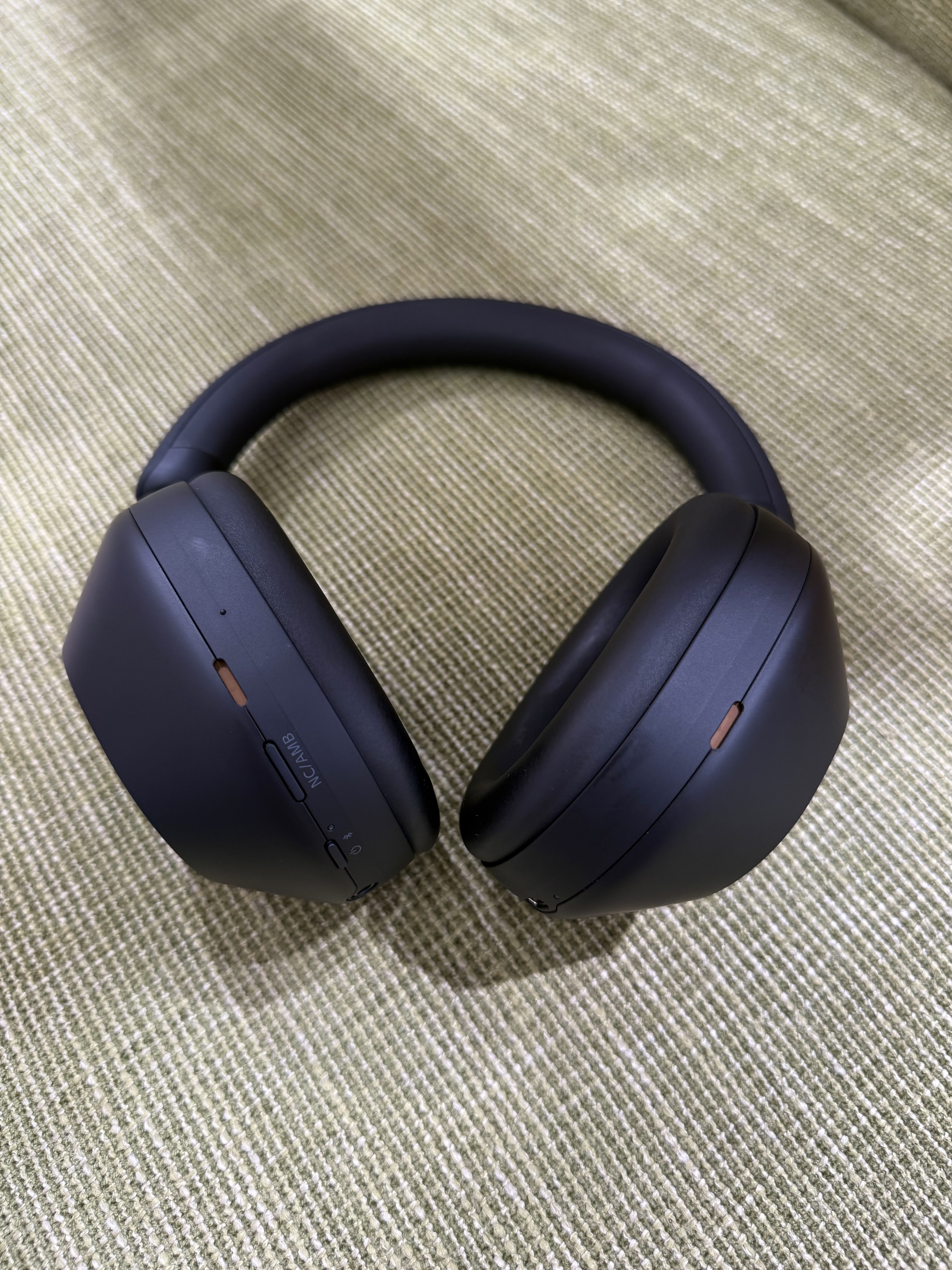 索尼（SONY） WH-1000XM5 头戴式无线降噪蓝牙耳机AI智能降噪 高解析度1000XM4升级款 游戏学习笔记本电脑通用 黑色 实拍图