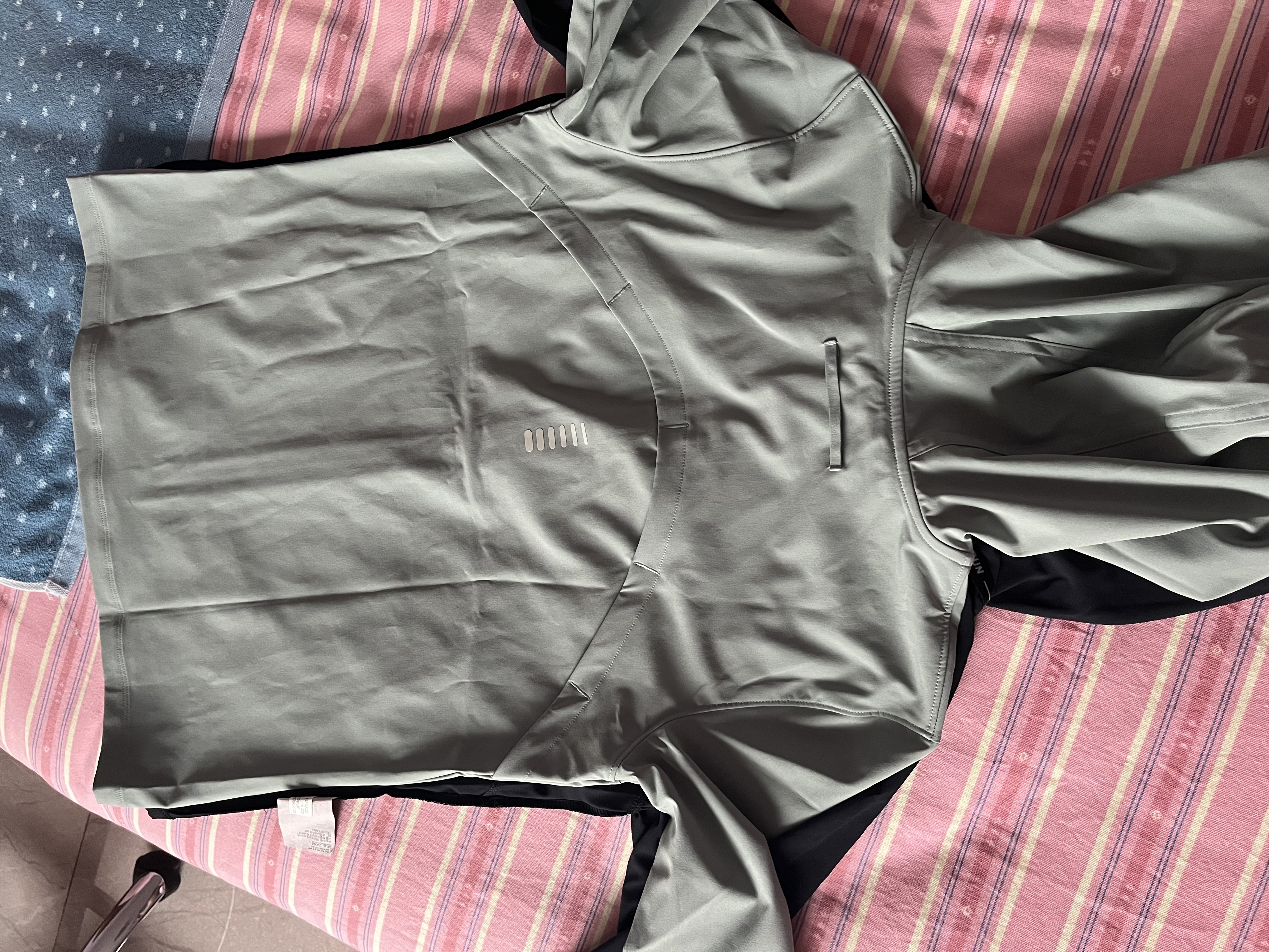 安德玛（Under Armour）Out The Storm女子跑步运动夹克1377043 实拍图