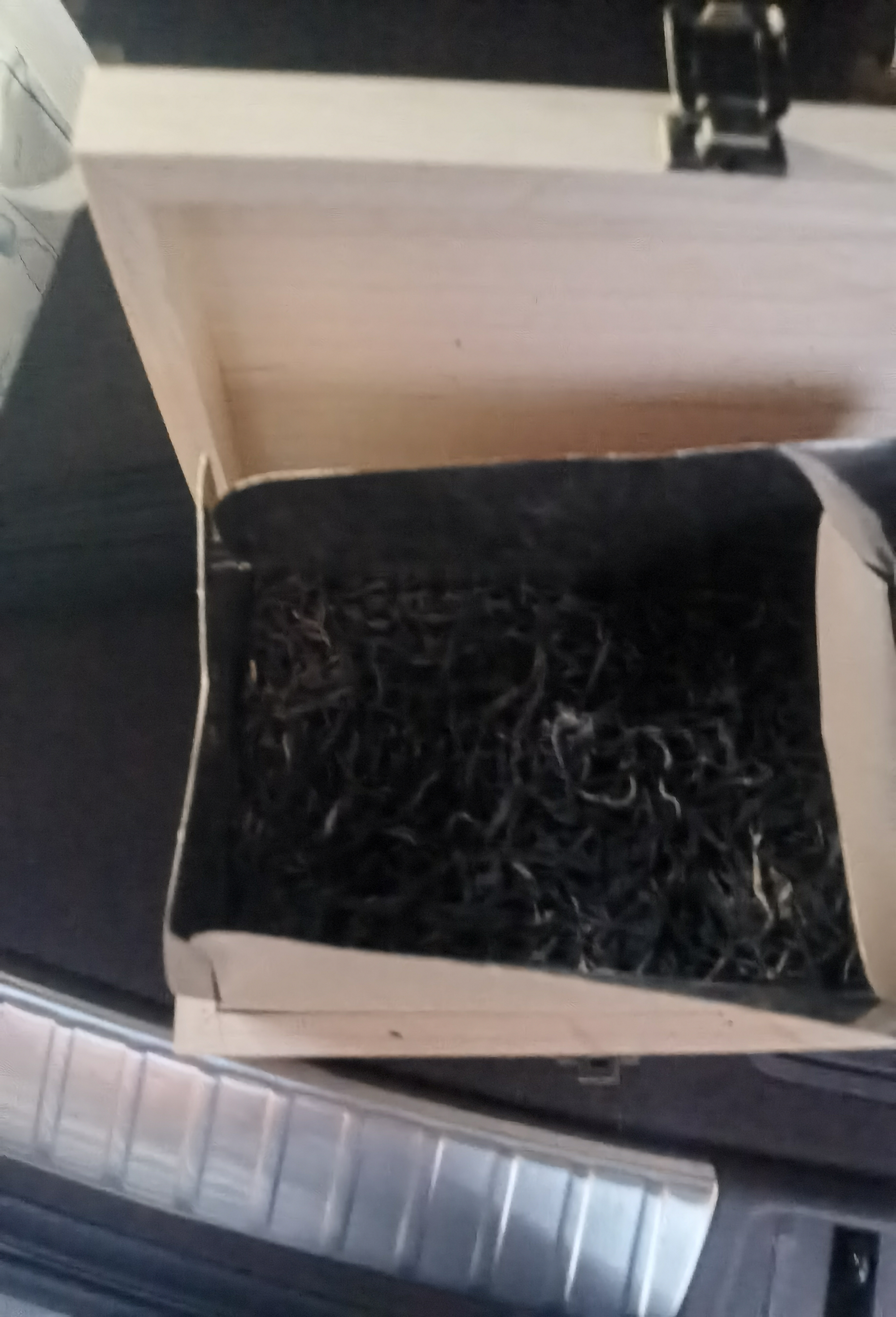 新益号茶叶普洱茶生茶 冰岛老寨生普洱散茶古树春茶松压茶礼盒装1000g 实拍图
