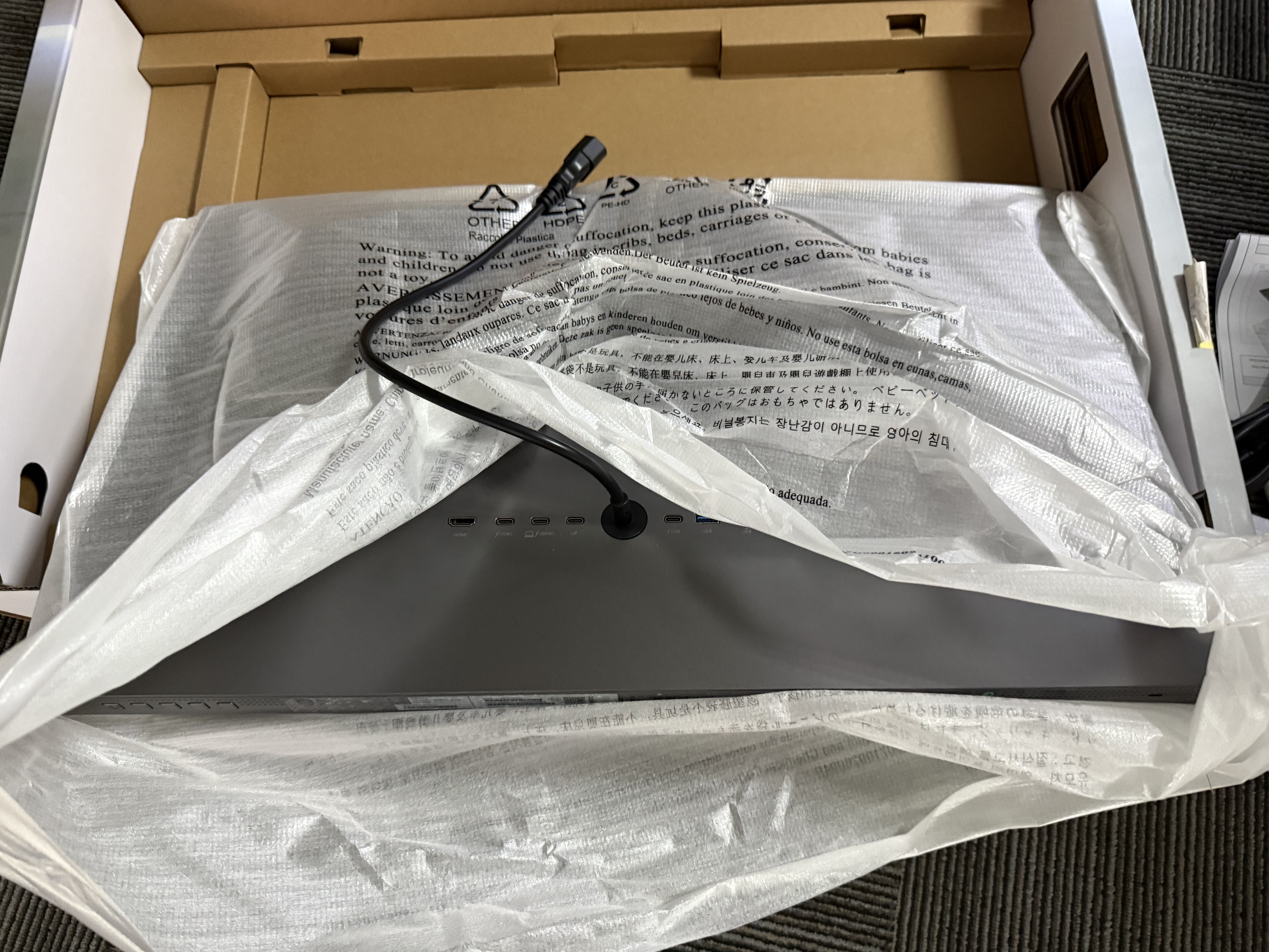 飞利浦27英寸5K 70Hz IPS 卡尔曼芯片校色HDR600 雷电4 HDMI2.1 旋转升降 音响 设计办公显示器27E3U7903 实拍图