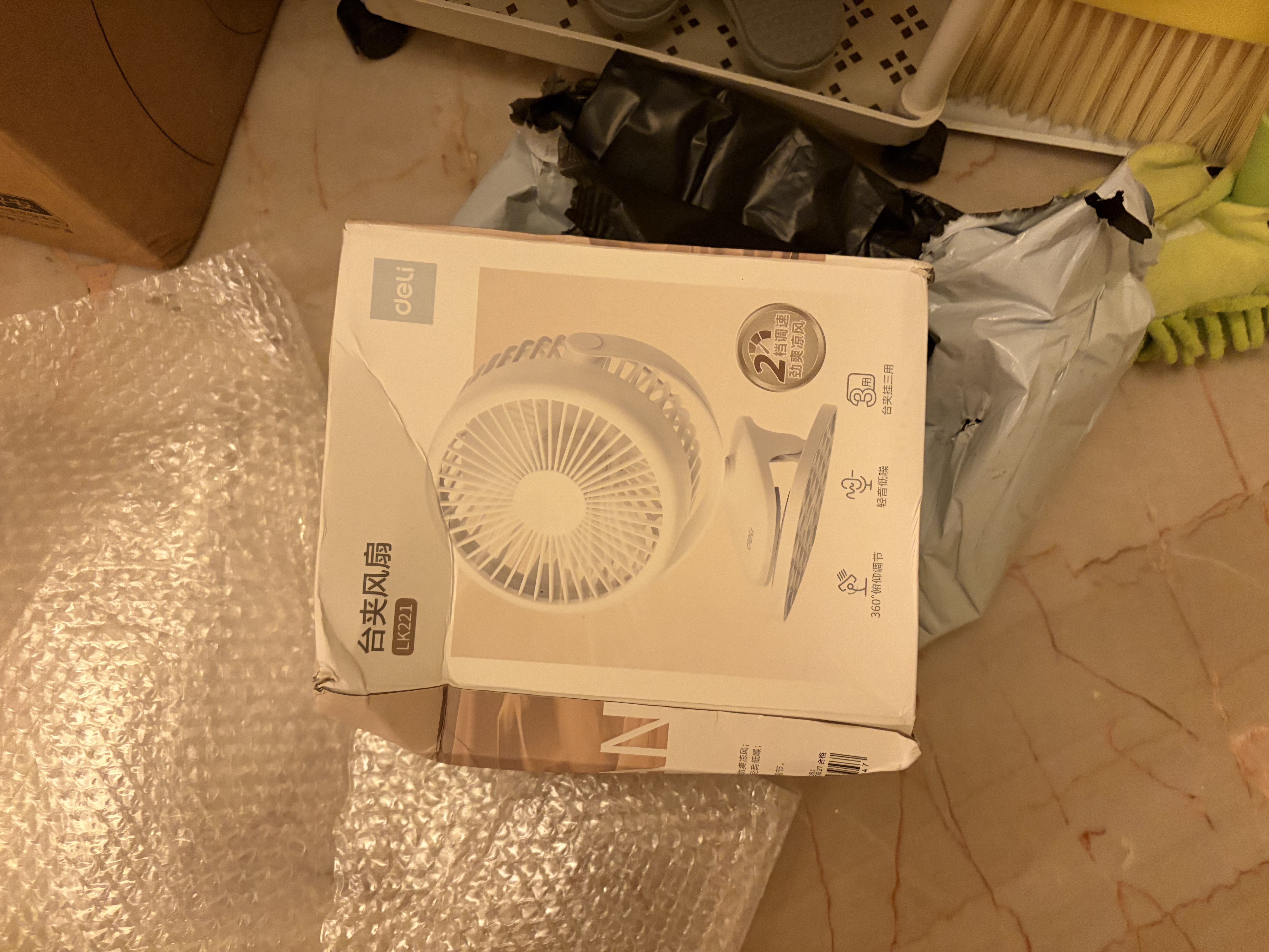 得力（deli）小风扇小型桌面便携夹式静音办公室台式2026床头上用宿舍婴儿车充电风扇 奶白色【夹式插电款】螺旋大扇叶/大风力电机 实拍图