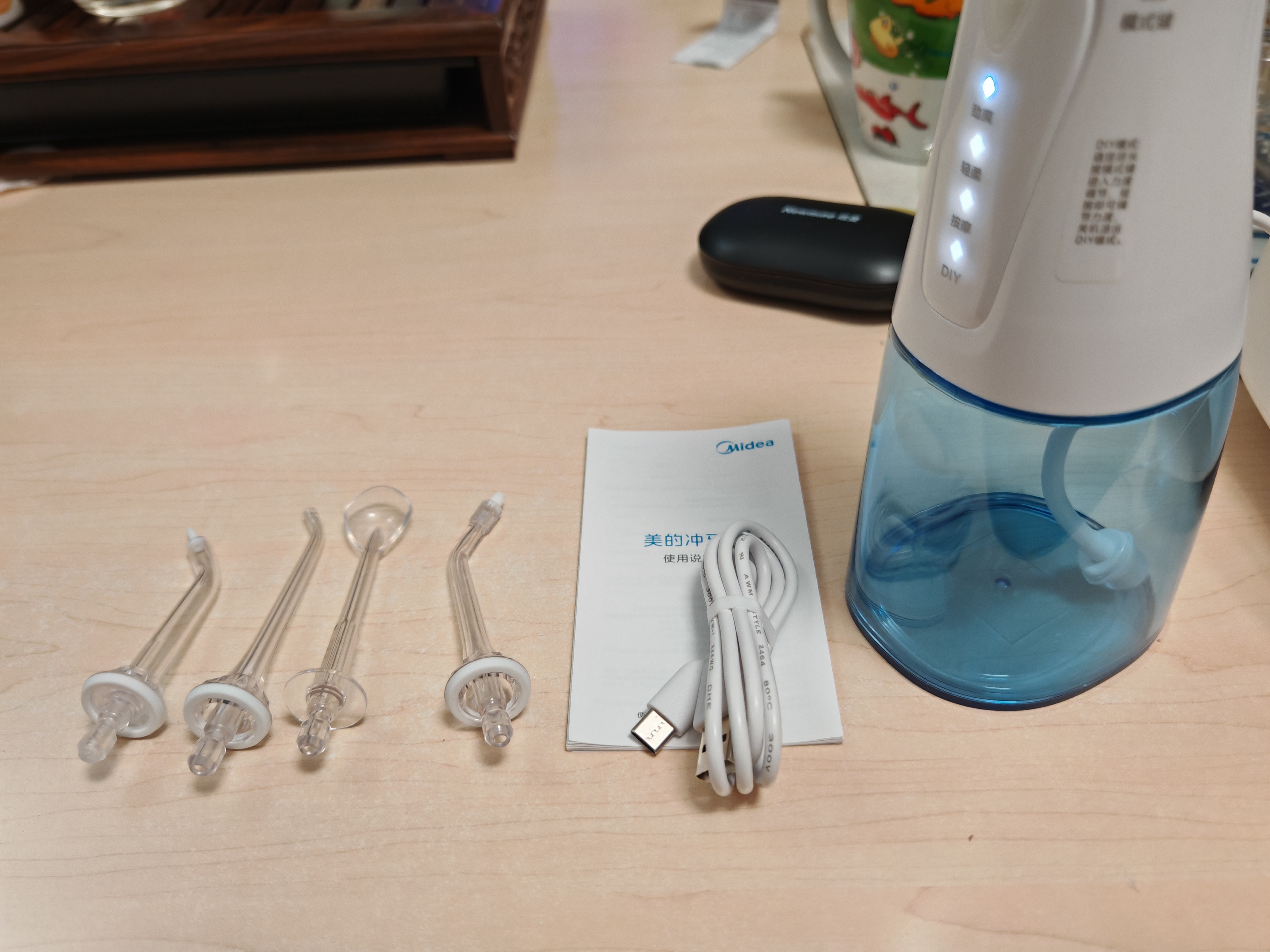 美的（Midea）冲牙器水牙线 家用便携长续航 可拆卸水箱 可搭配正畸喷嘴 MC-BJ0102小蓝鲸情侣生日节日礼物推荐 实拍图