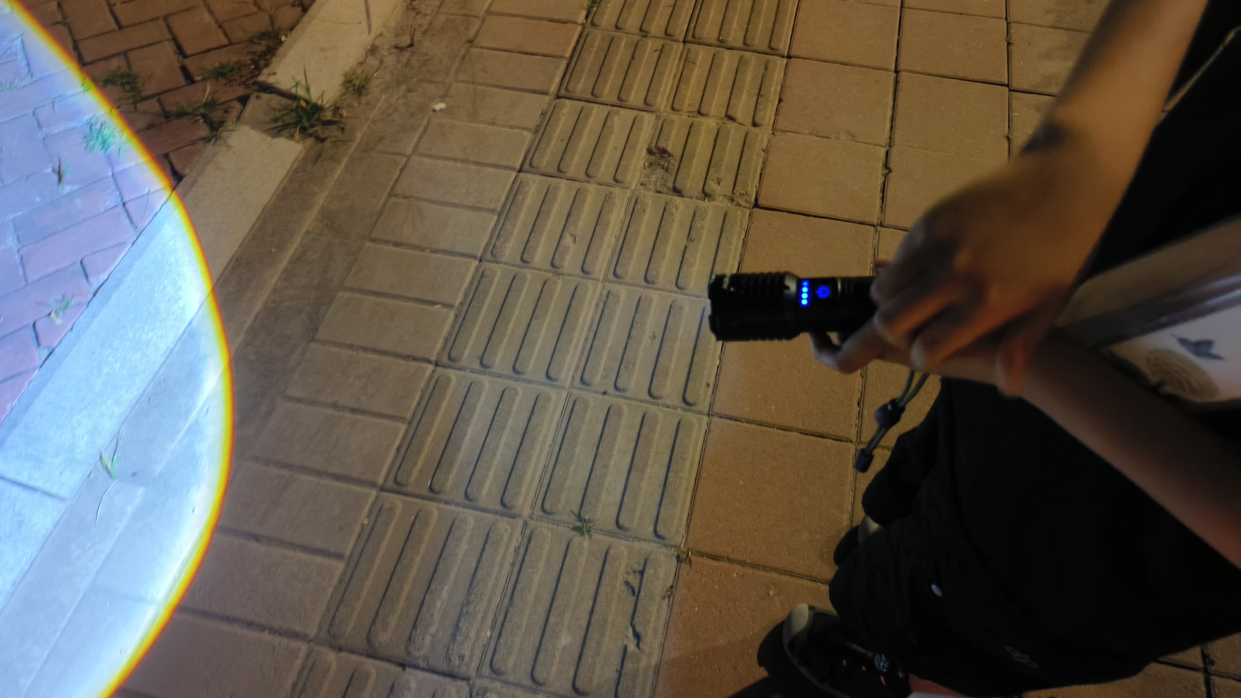 奥克斯强光手电筒超亮变焦远射长续航白激光便携军户外骑行家应急专用灯 实拍图