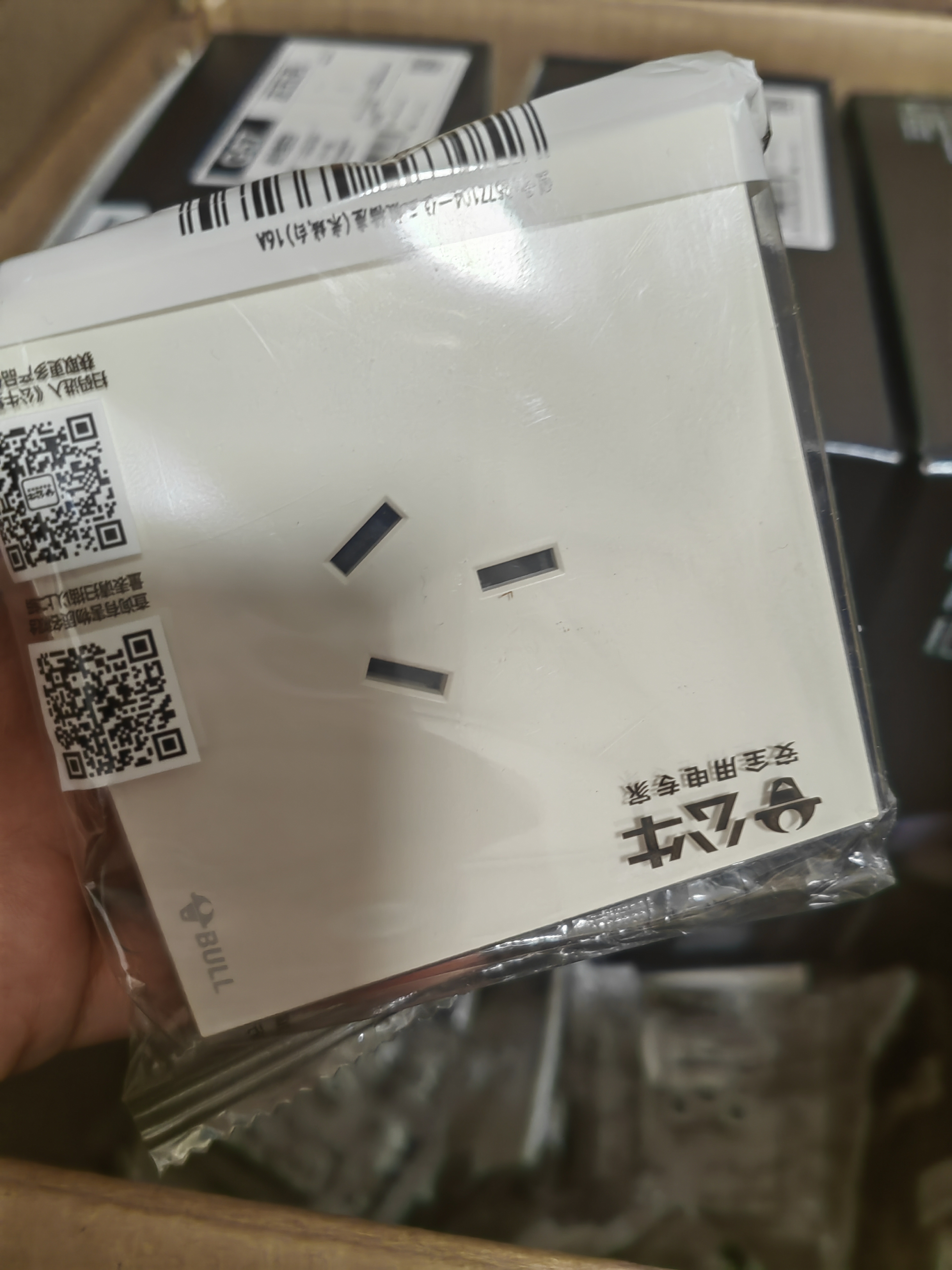 公牛（BULL）开关插座 G57蝶翼超薄肤感开关10A正五孔十只装套餐G57Z223米绒白 实拍图