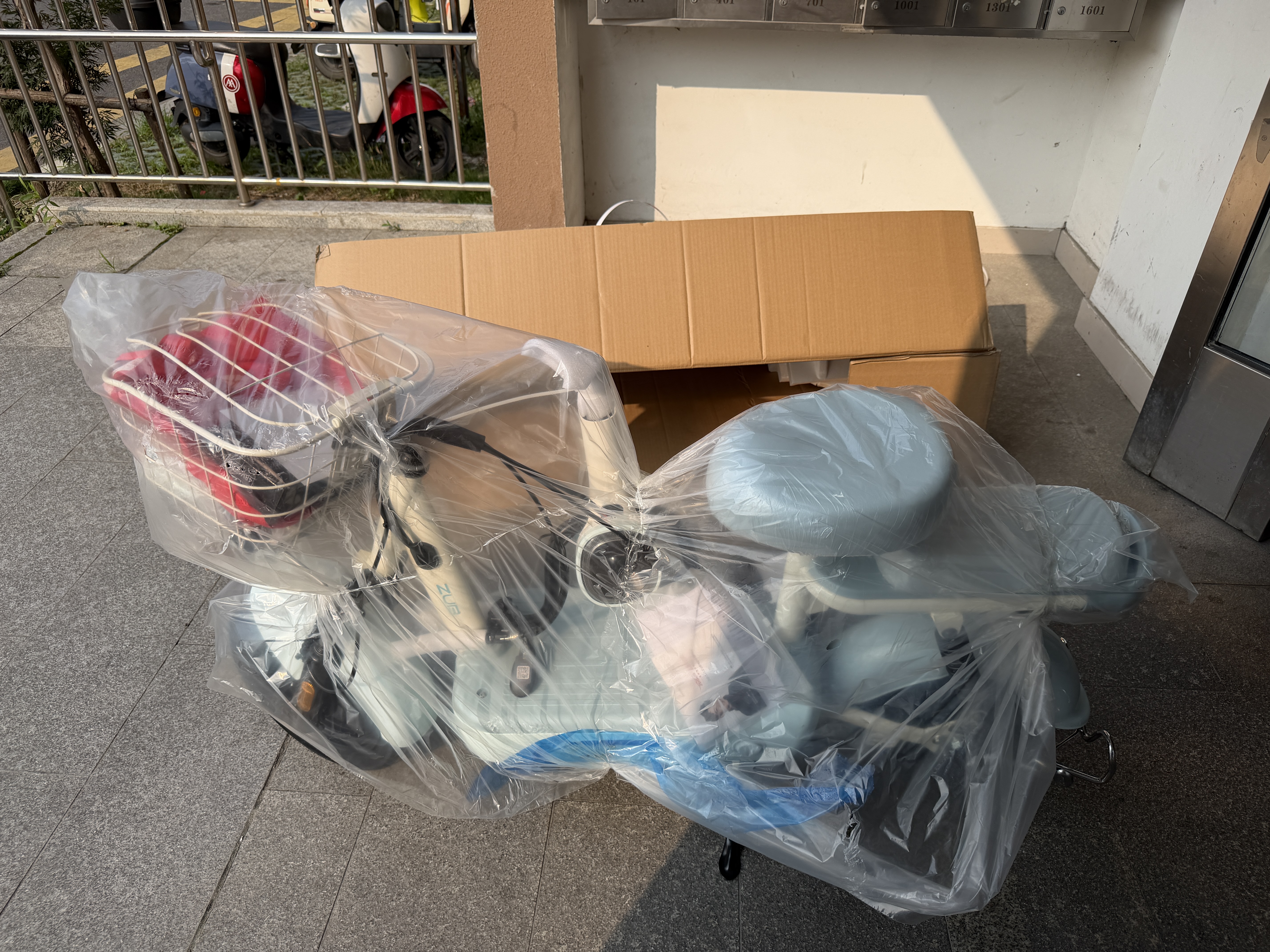 五星钻豹电动车2026新新国标电动自行车48V智能两轮成人男女式踏板电瓶车日常通勤代步车A40 源彩月光浅蓝/F奶昔白 48V12AH铅酸电池 实拍图