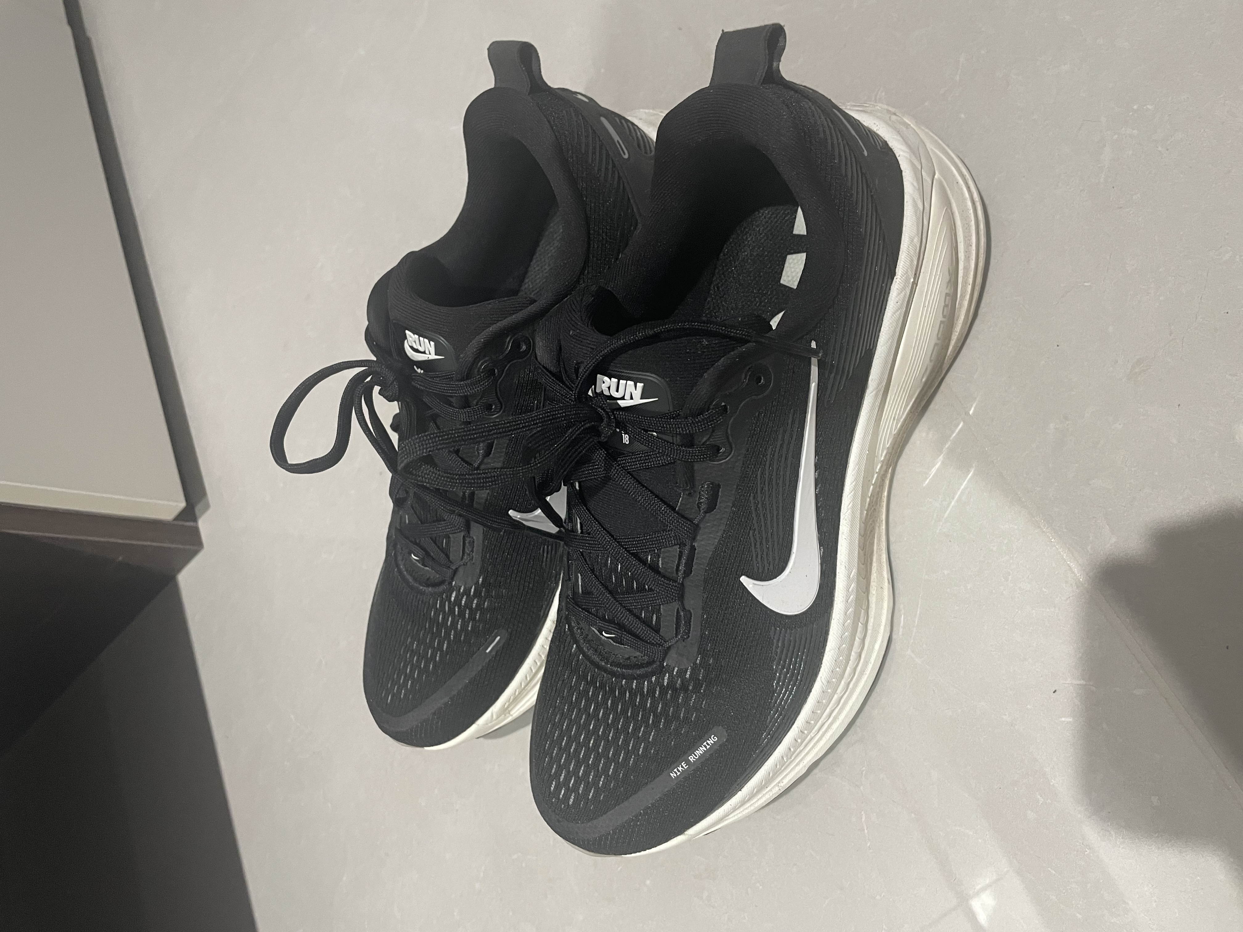 耐克NIKE男子跑步鞋减震 迈柔VOMERO 18运动鞋 HM6803-007黑色40.5 实拍图