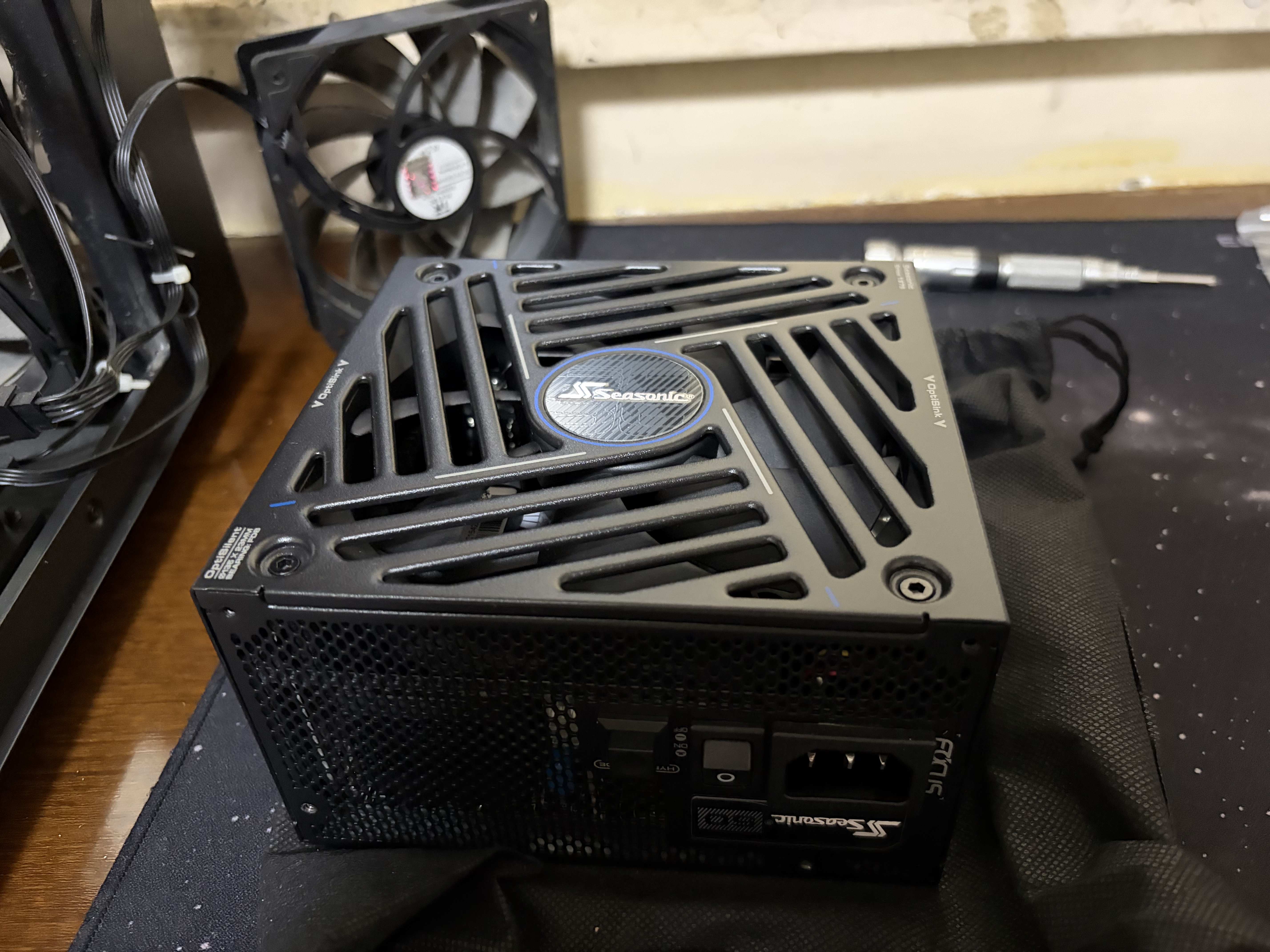 海韵（SEASONIC）【FOCUS v5 GX】850W 双色线材白金认证 电脑电源｜A级声学认证｜ATX 3.1｜CQC3级｜支持50系显卡 实拍图