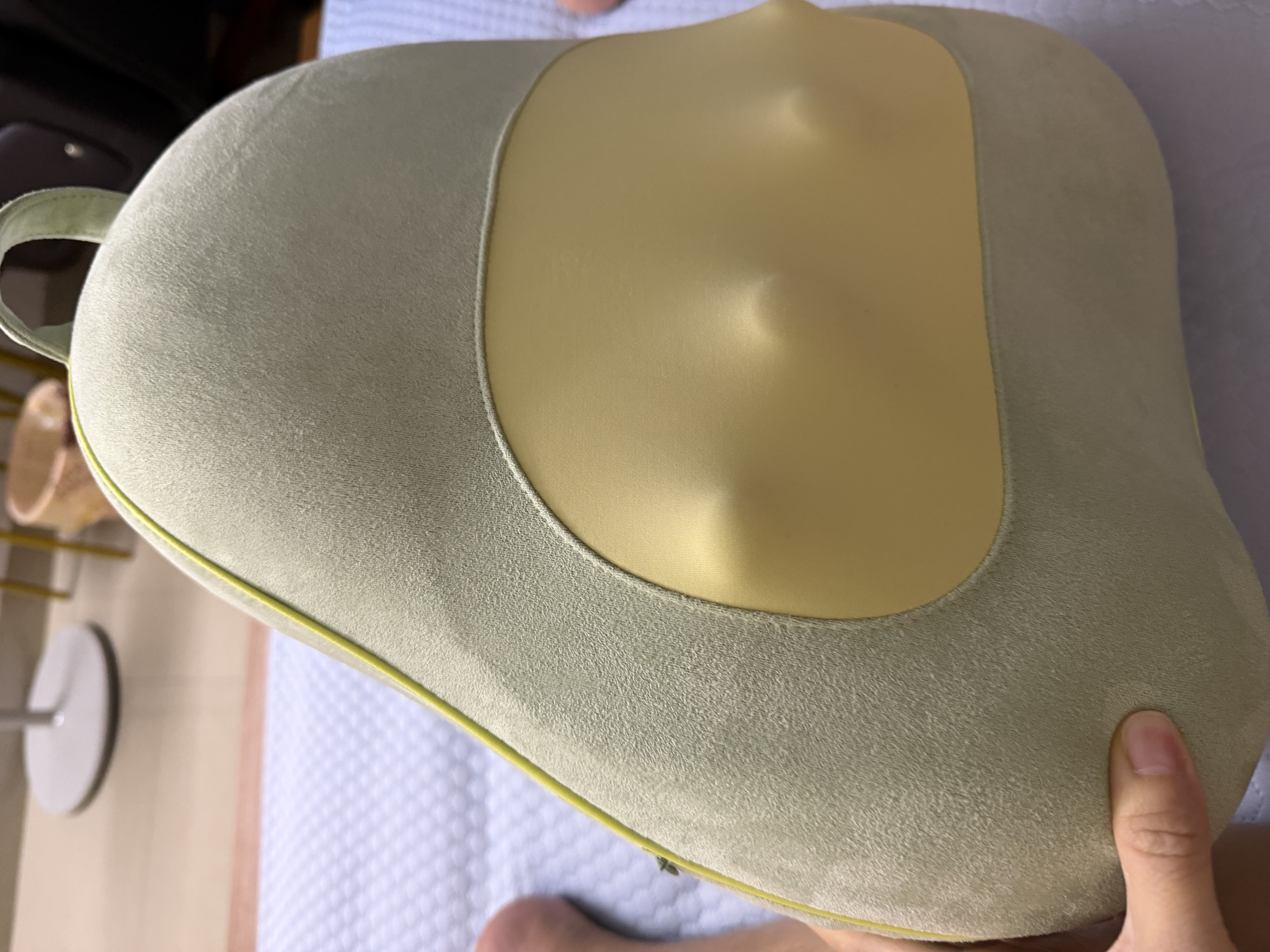 名创优品（MINISO）腰部按摩器腰椎按摩仪颈椎肩颈腰背部护腰靠垫车载腰肌劳损腰疼全身按摩枕送爸妈男士女生生日礼物 【充插两用-鸭梨绿】升级布套可拆卸+正反内夹外推 七夕情人节礼物送给爸爸妈妈父母长辈 实拍图