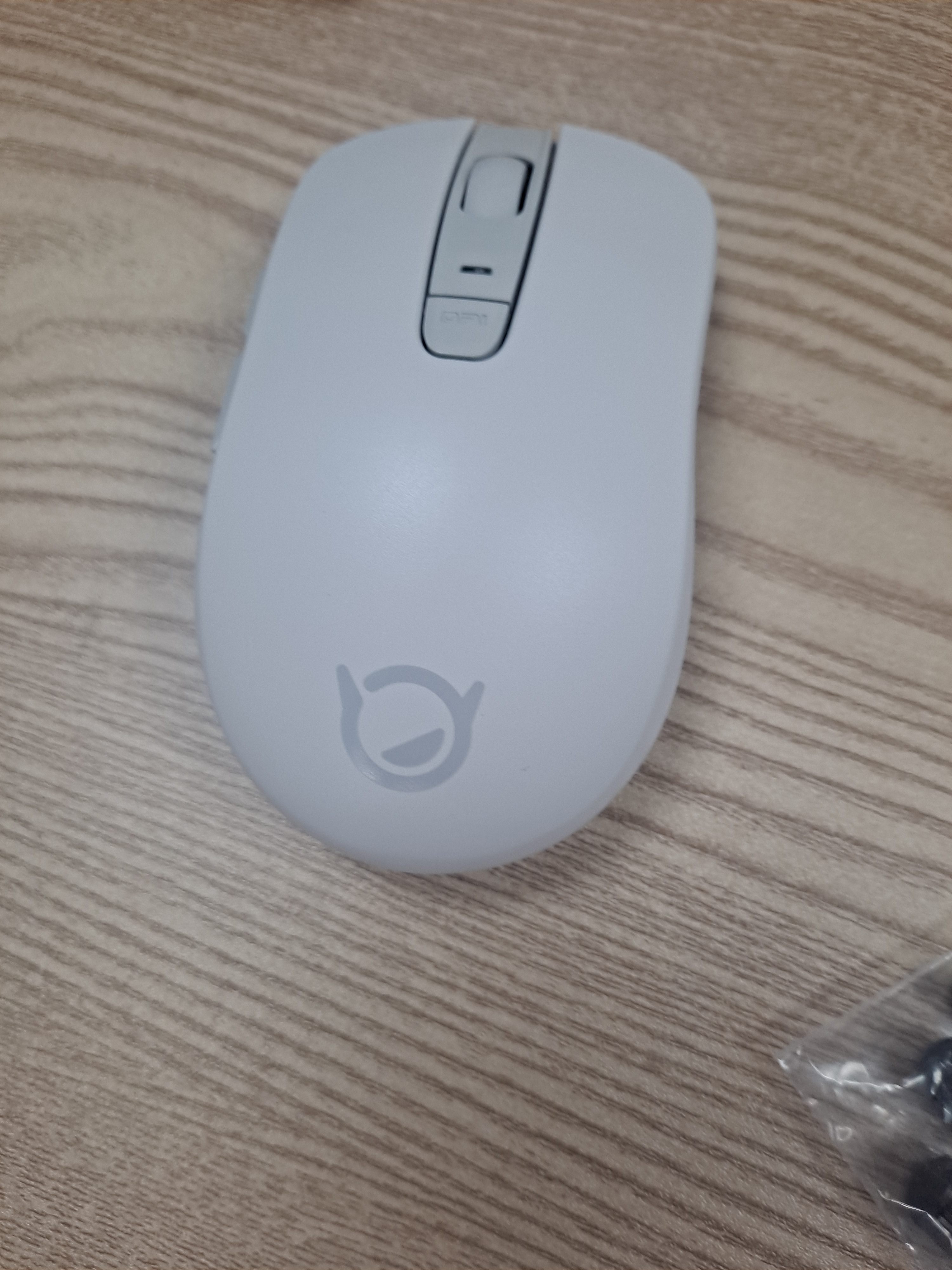 联想（Lenovo）小新2.4G无线鼠标M1S 商务办公 轻音无线鼠标 侧键 人体工学设计 笔记本台式机通用 白 实拍图