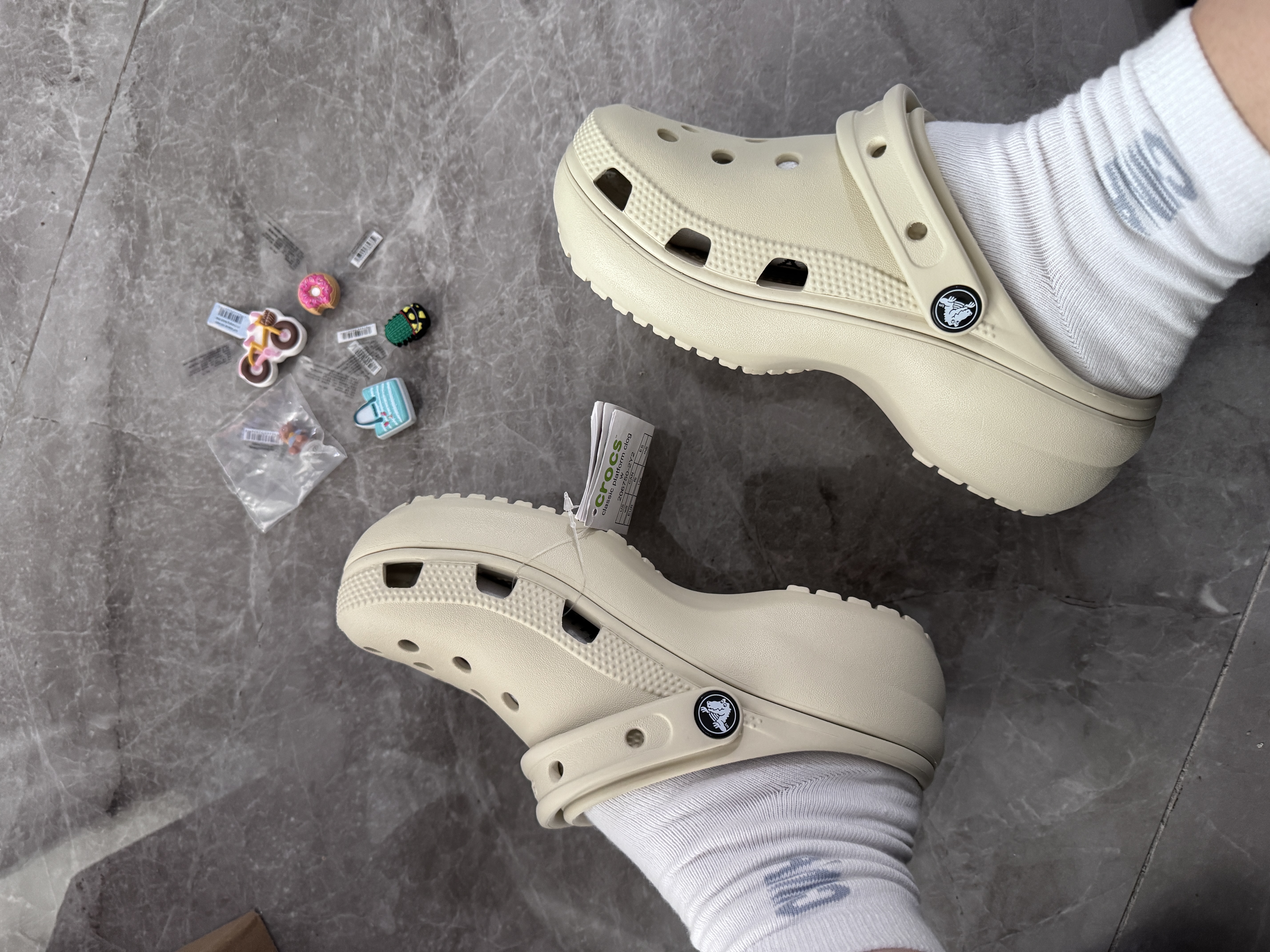 CROCS卡骆驰白鹿同款云朵洞洞鞋时尚百搭户外沙滩鞋|206750 骨白色-2Y2(含智必星) 36 /37(230mm) 实拍图