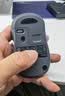 罗技（Logitech）M220 轻音鼠标 无线鼠标 办公鼠标 对称鼠标 带无线微型接收器 灰黑色 实拍图