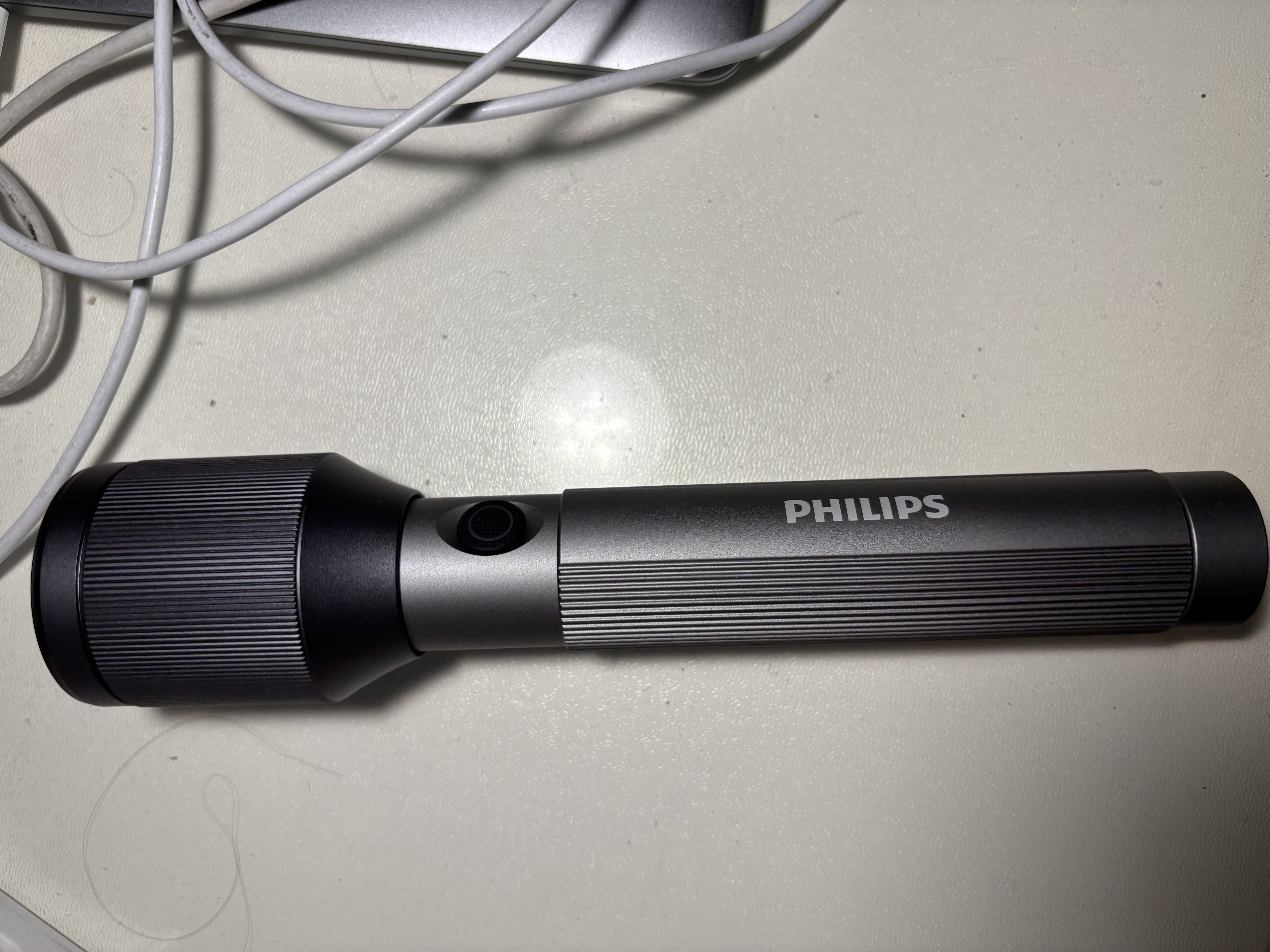 飞利浦（PHILIPS）手电筒强光手电超亮超长续穿天家用便携充电巡逻军户外照明应急灯 实拍图
